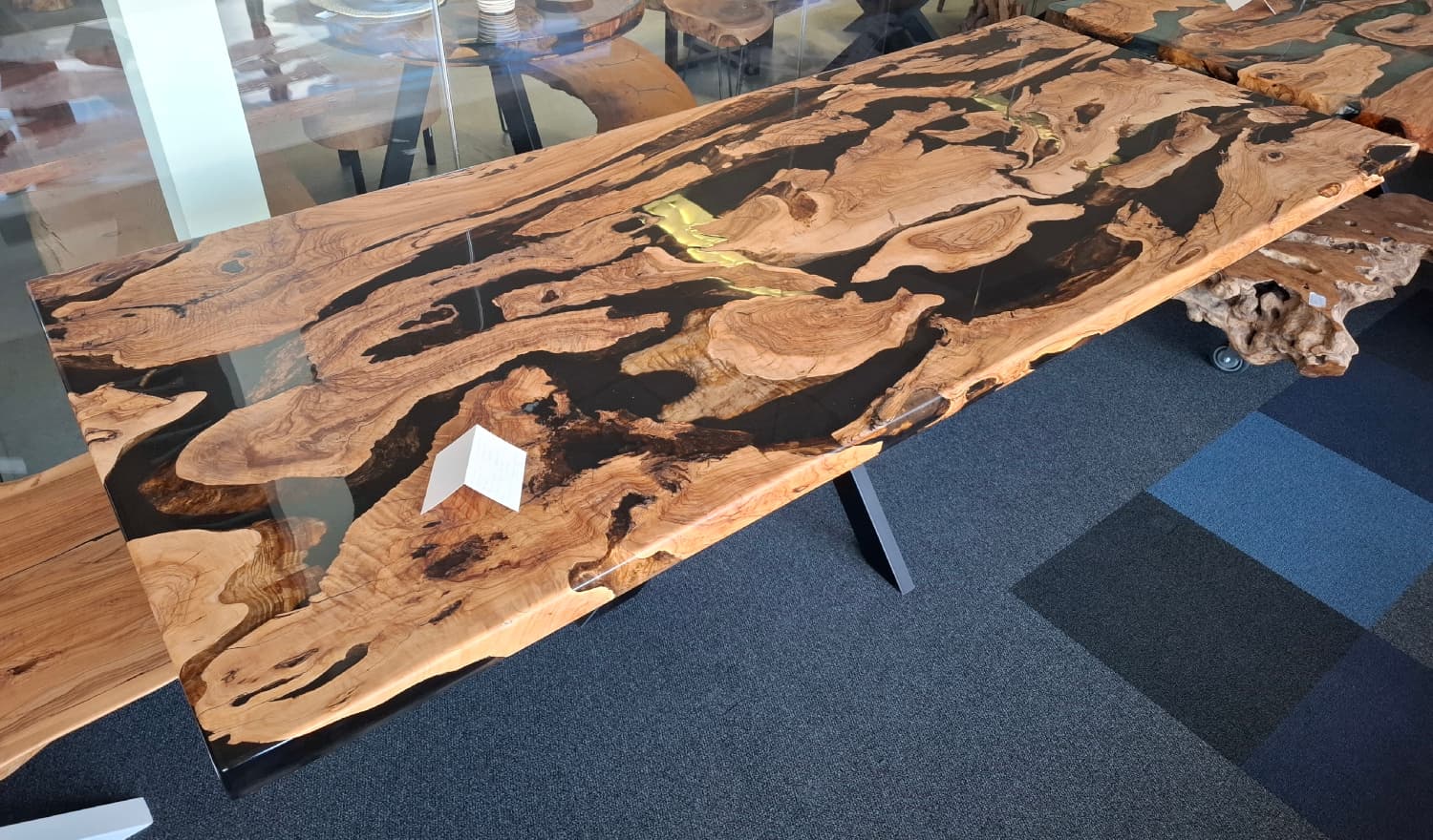 Table rivière en résine époxy noire, table à manger / table bord naturel en bois d'olivier