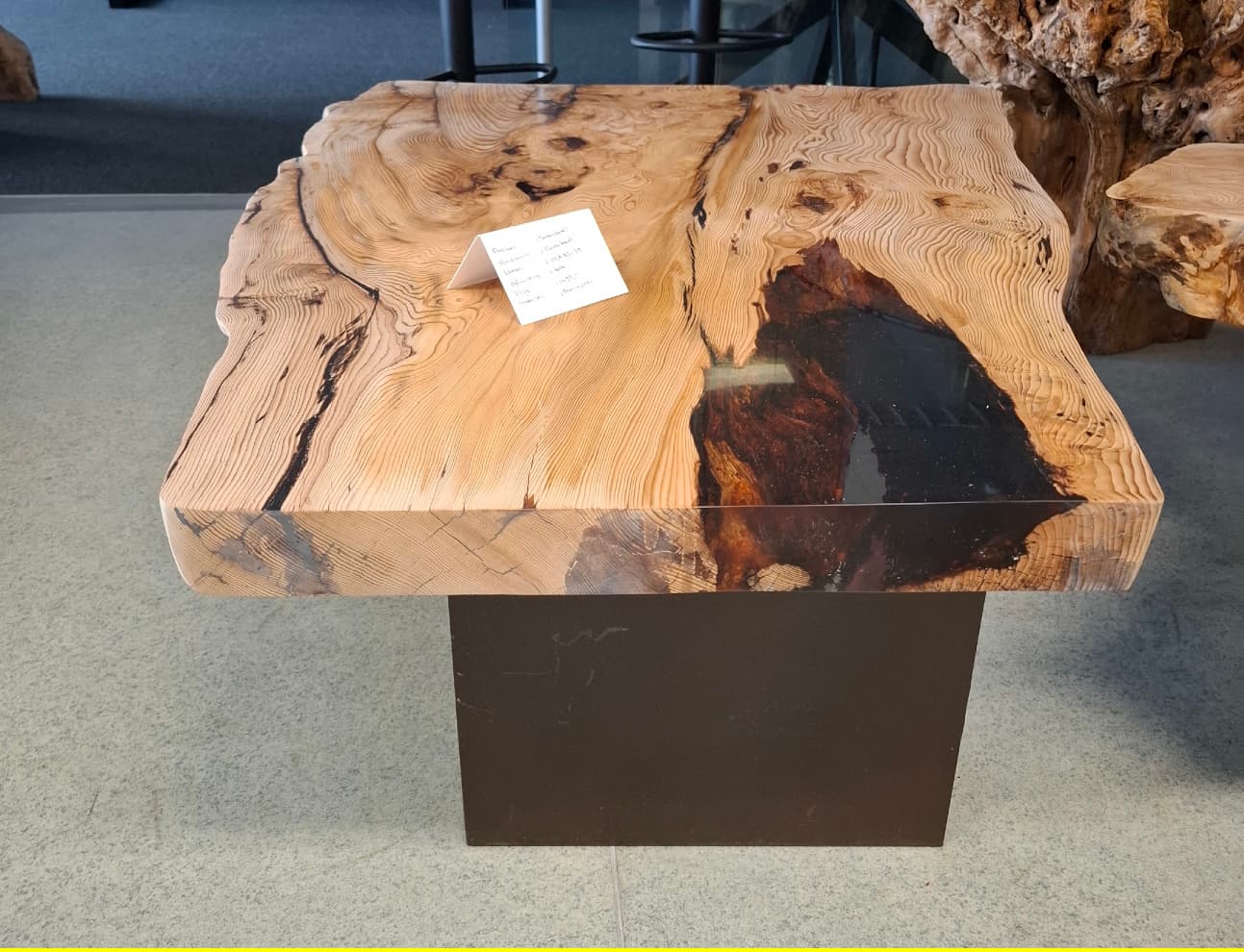 Epoxy Boomstamtafel Salontafel van Cederhout. thumbnail 4