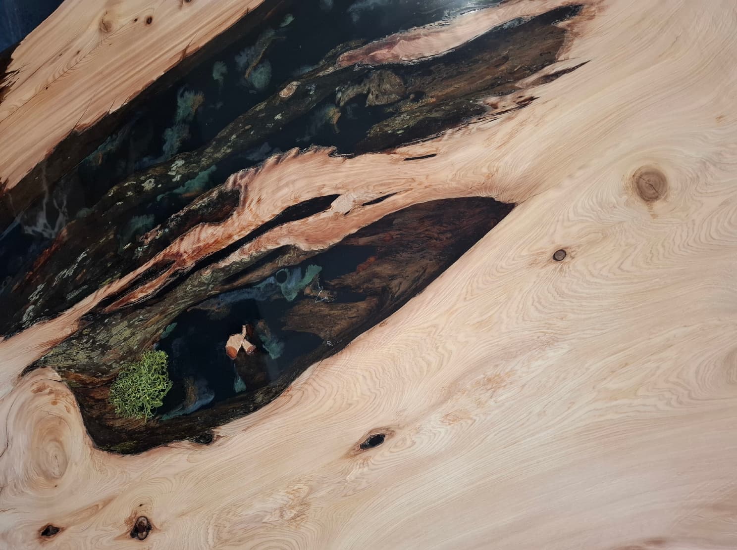 Groene mos Epoxy Boomstamtafel Eettafel / Vergadertafel van Jeneverbeshout (Rivier tafel) thumbnail 2