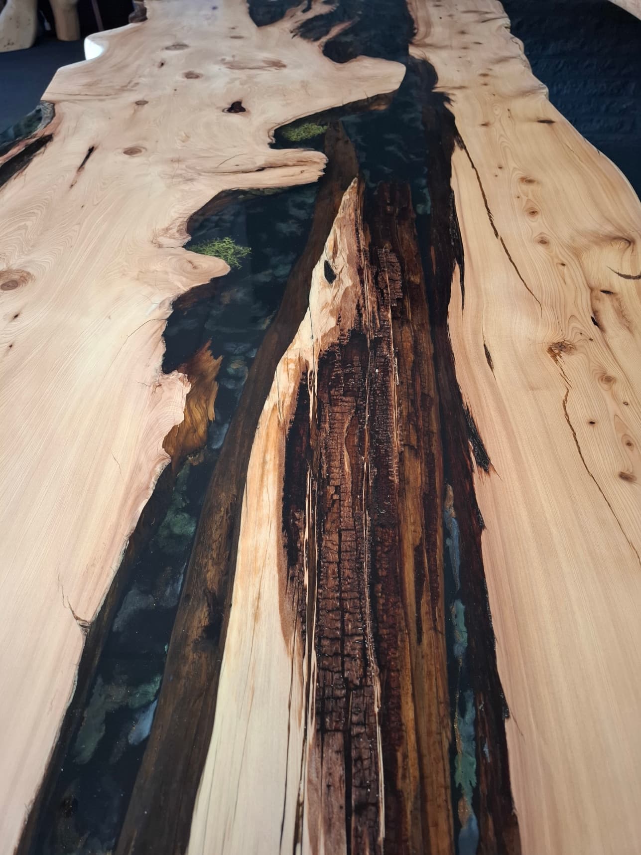 Groene mos Epoxy Boomstamtafel Eettafel / Vergadertafel van Jeneverbeshout (Rivier tafel) thumbnail 3