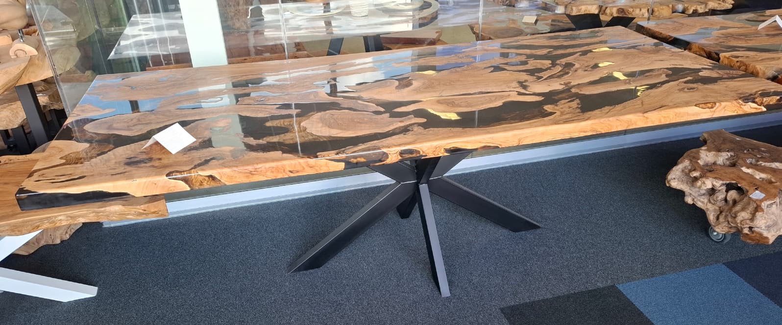 Zwarte epoxy riviertafel eettafel/boomstamtafel van olijfhout thumbnail 2