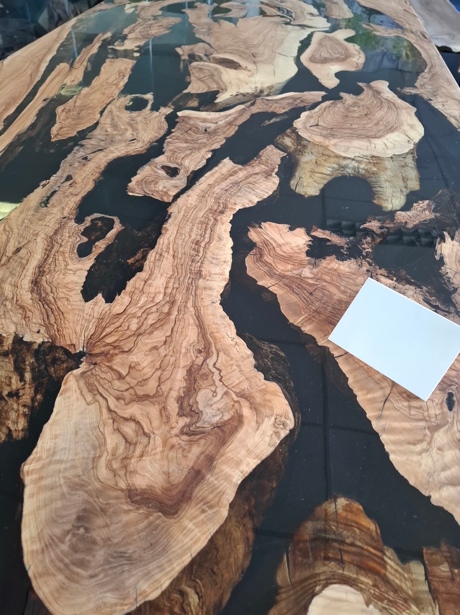 Zwarte epoxy riviertafel eettafel/boomstamtafel van olijfhout thumbnail 3