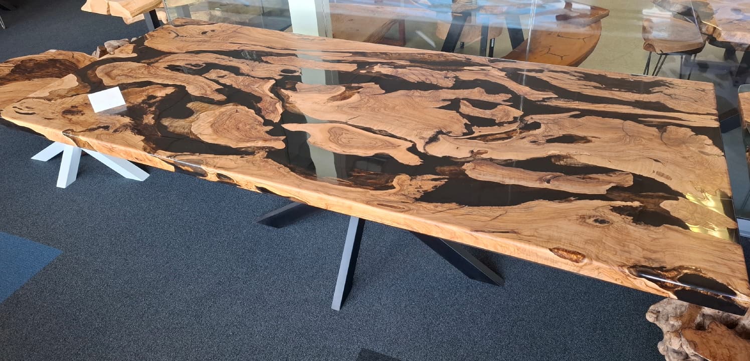 Zwarte epoxy riviertafel eettafel/boomstamtafel van olijfhout thumbnail 4