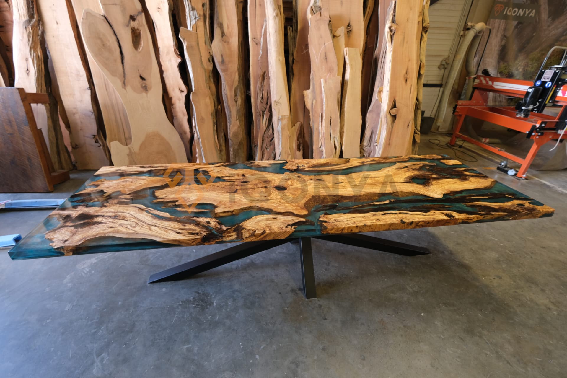 Epoxidharz-Esstisch aus Olivenholz nach Maß gefertigt (River Table)