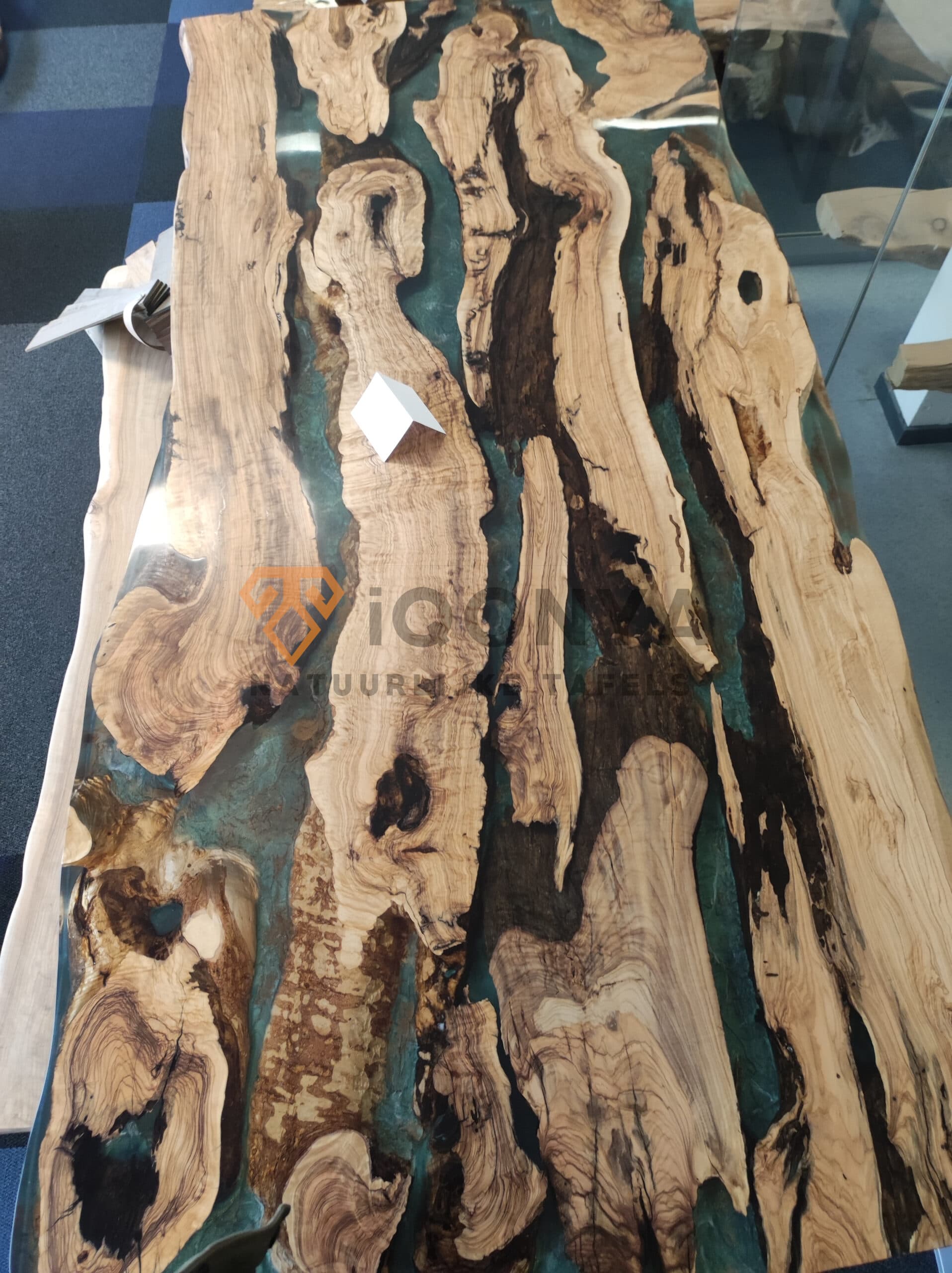 Hellblauer Olivenholz-Epoxidharz-Esstisch nach Maß gefertigt (River Table)