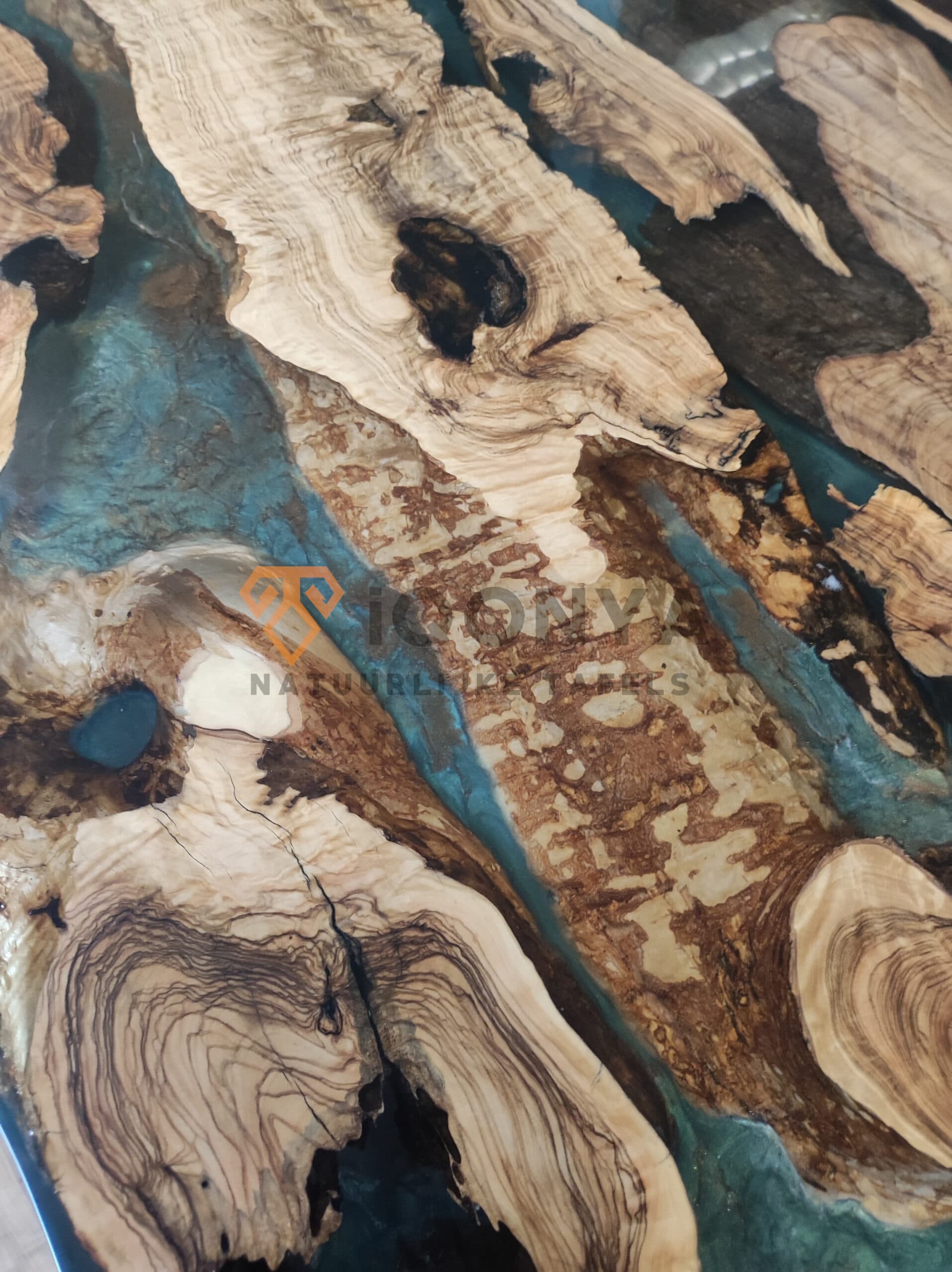 Hellblauer Olivenholz-Epoxidharz-Esstisch nach Maß gefertigt (River Table)