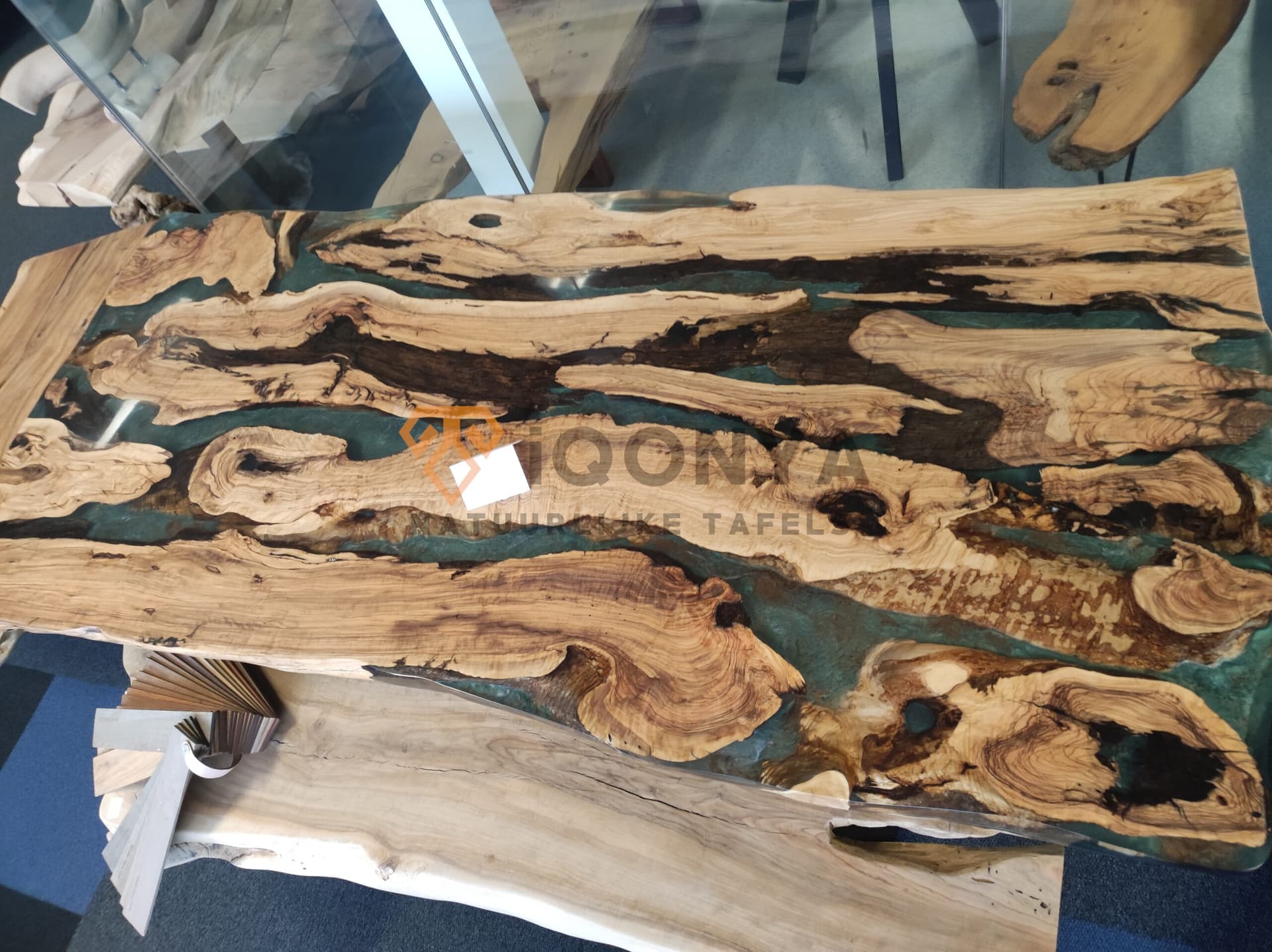 Licht blauwe Olijf Houten Epoxy eettafel op maat gemaakt (Rivier tafel)