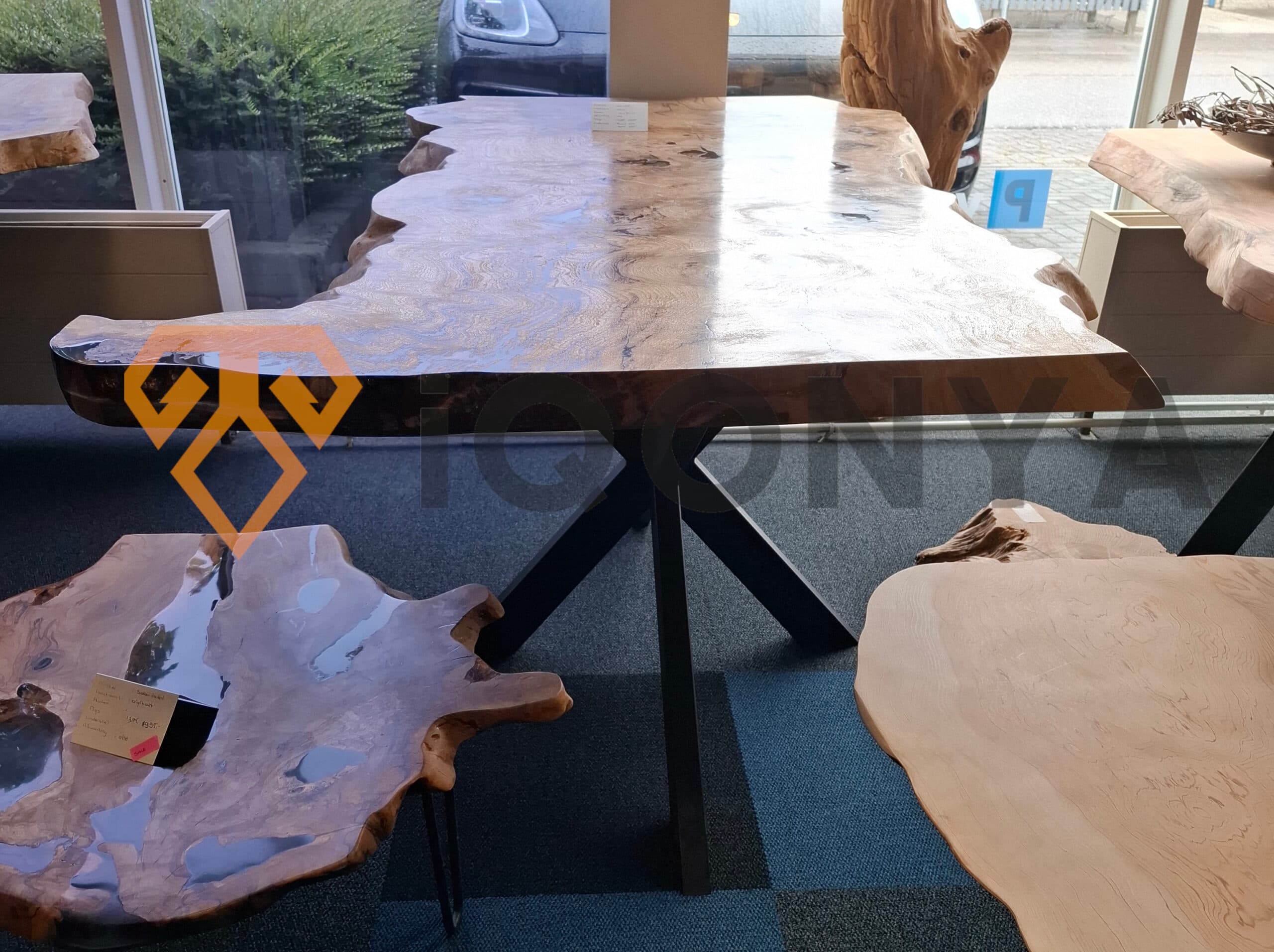 Eiken boomstamtafel eettafel met epoxy details