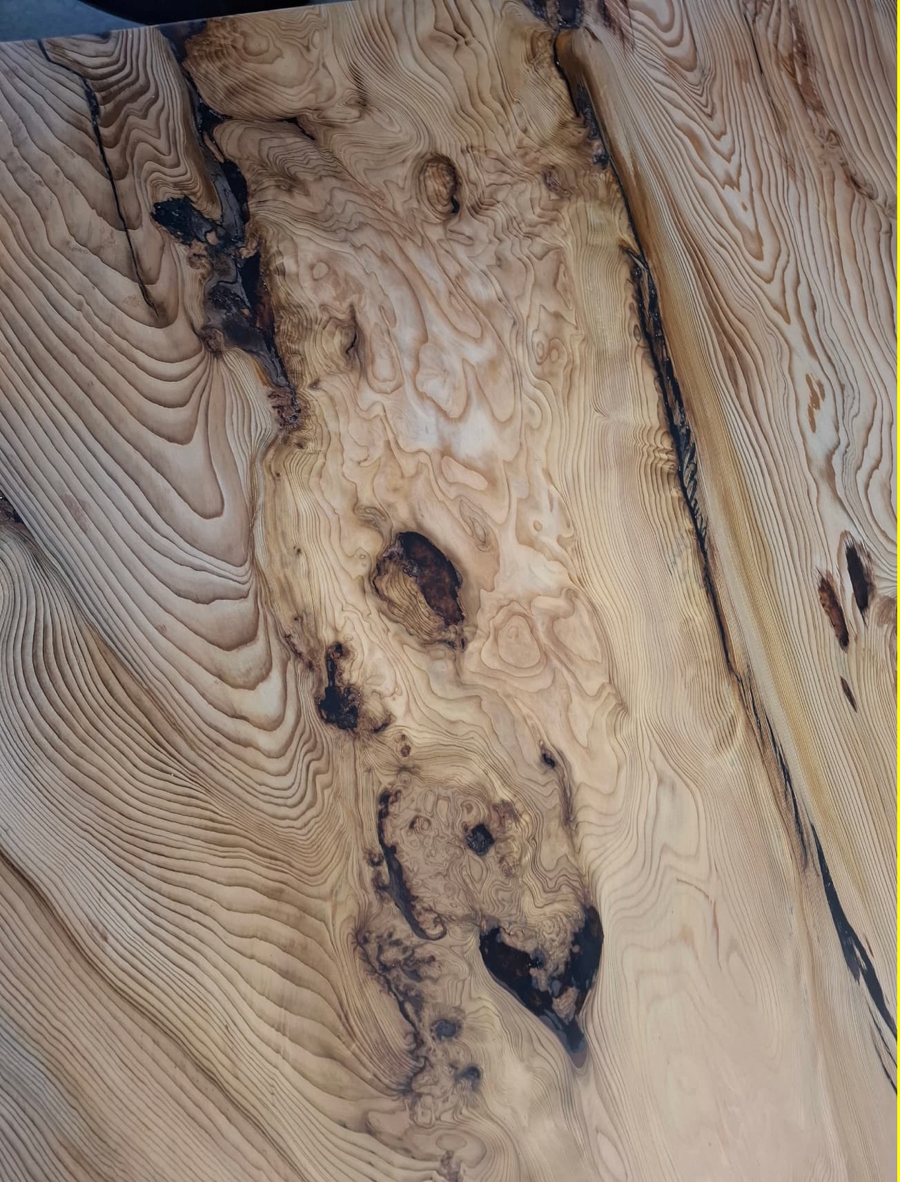 Epoxidharz-Baumkanten-Couchtisch aus Zedernholz.