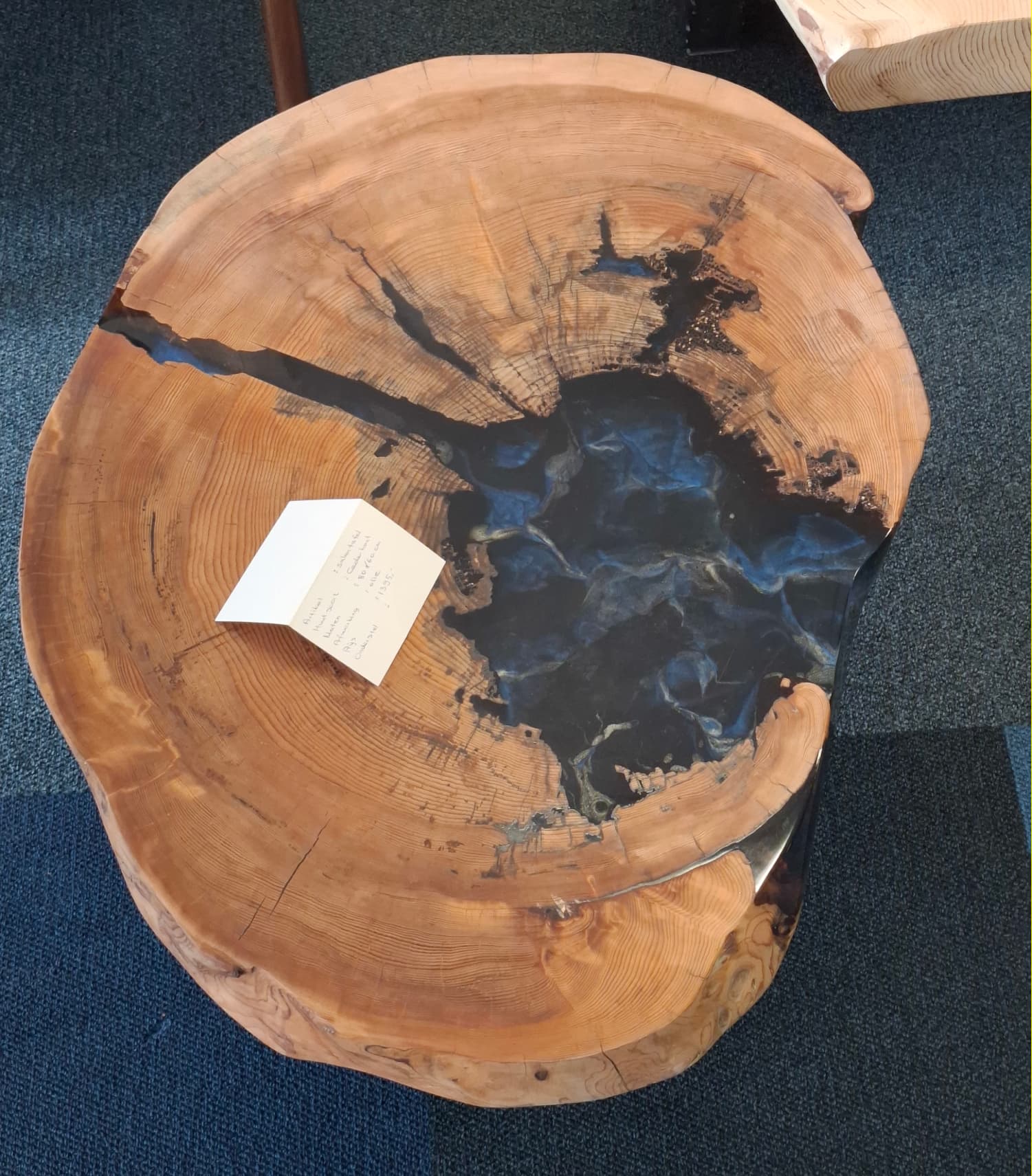 Couchtisch aus Zedernholz mit blauem Epoxidharz