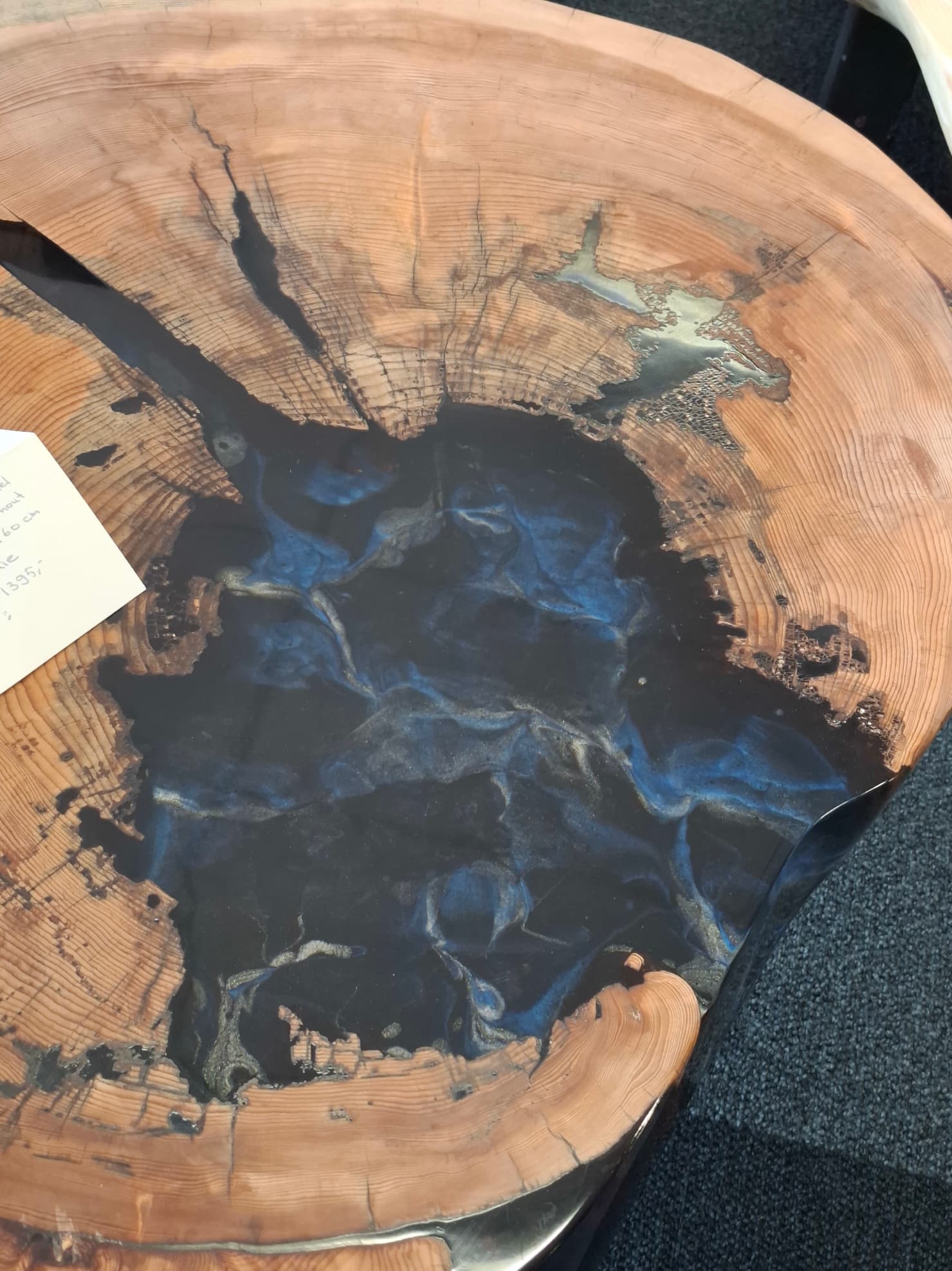 Couchtisch aus Zedernholz mit blauem Epoxidharz