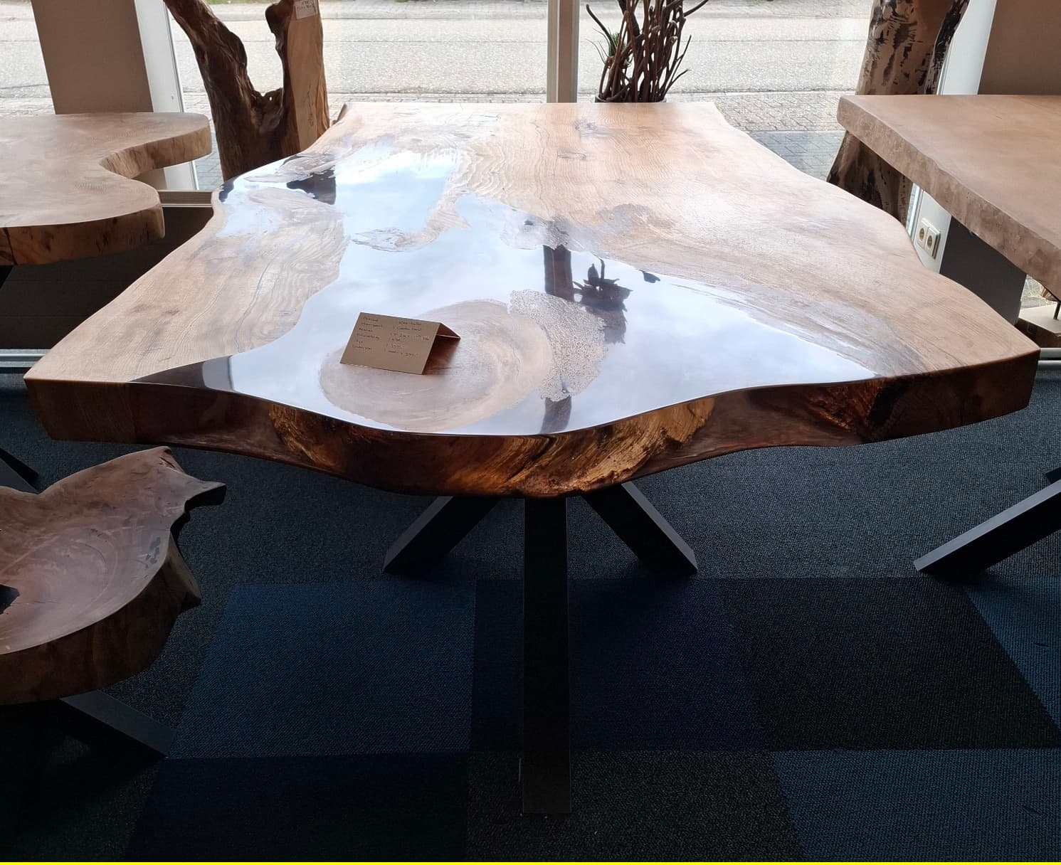 Bruine Epoxy Boomstamtafel Eettafel van Cederhout
