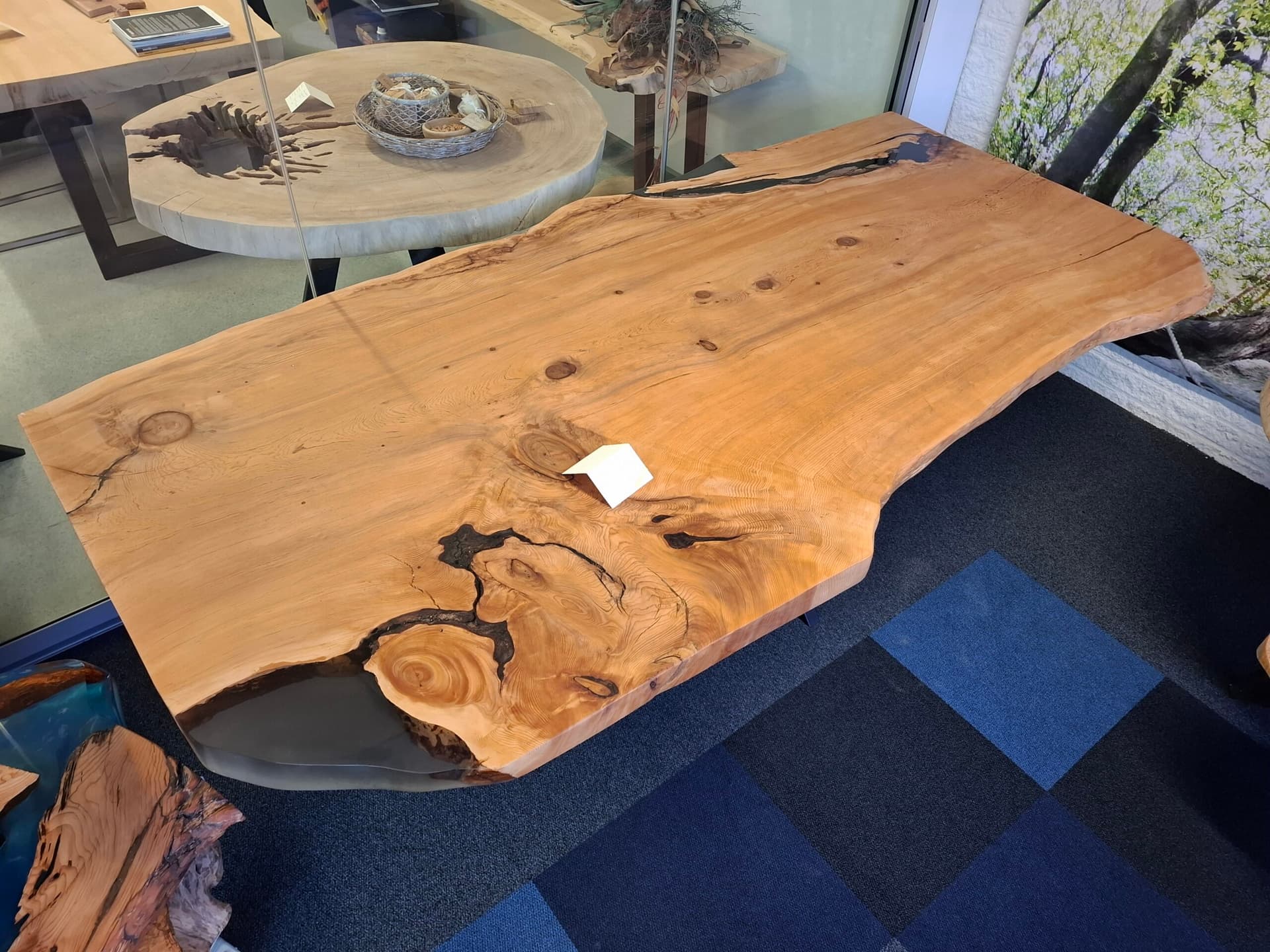 Cederhouten Boomstamtafel Eettafel met donkere epoxy