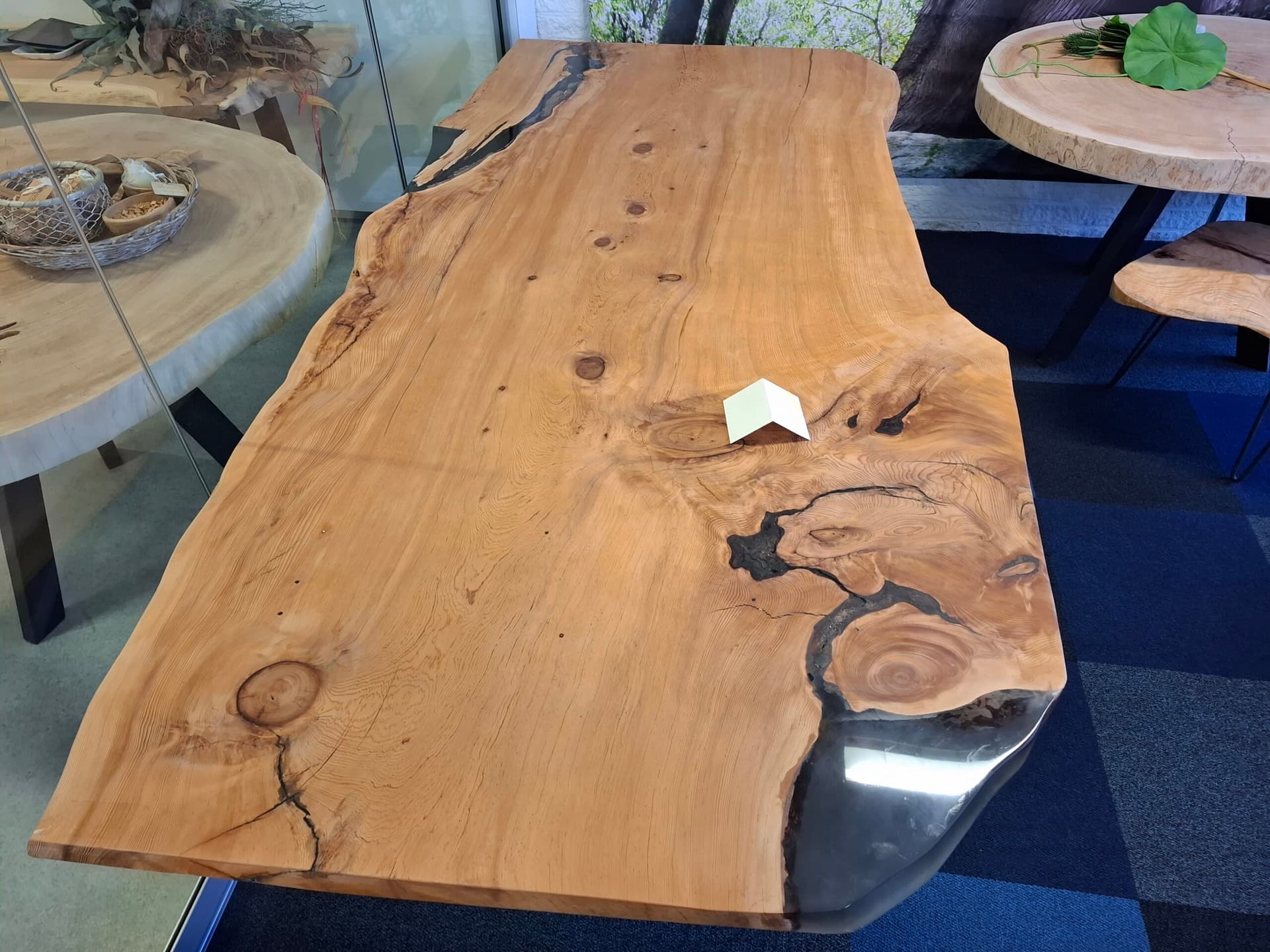 Baumkanten-Esstisch aus Zedernholz mit dunklem Epoxidharz