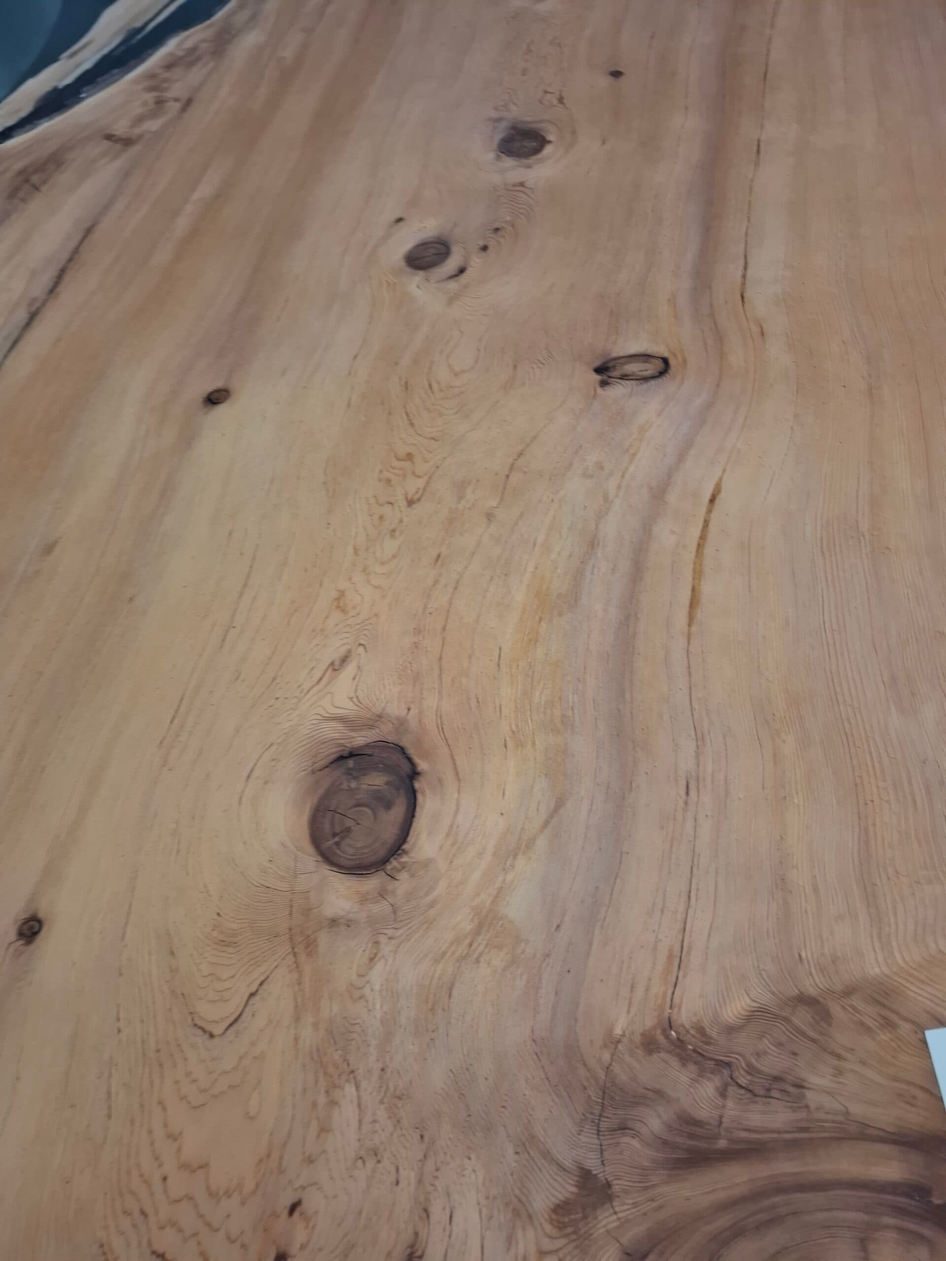 Baumkanten-Esstisch aus Zedernholz mit dunklem Epoxidharz