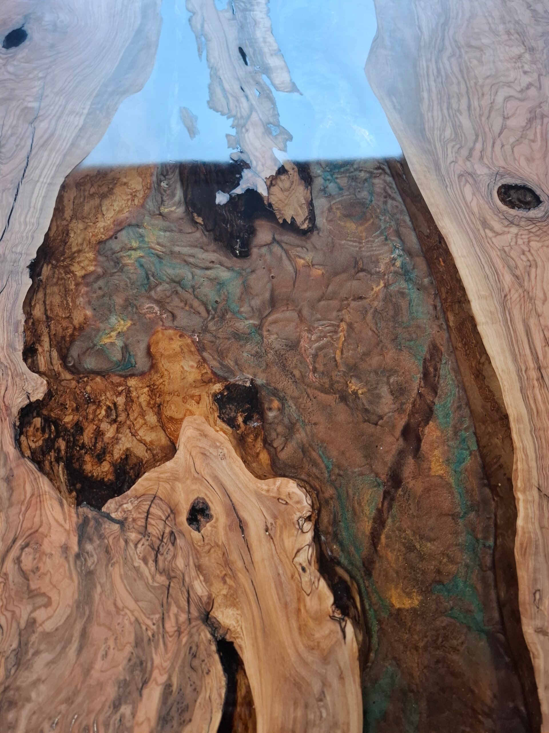 Baumkantentisch Epoxidharztisch Esstisch mit grün-braunen Nuancen aus Olivenholz