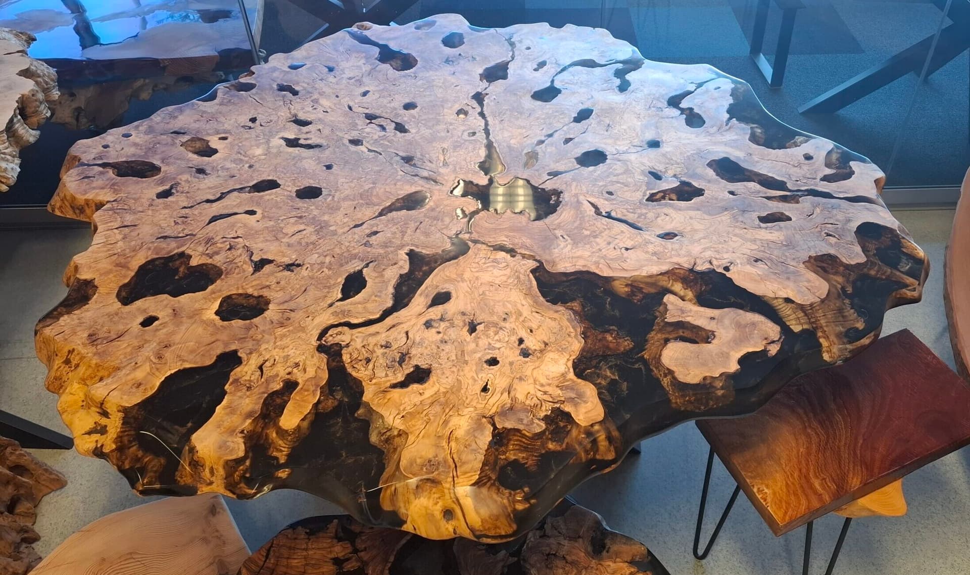 Runder schwarzer Epoxidharztisch, Baumkantentisch, Esstisch und Couchtisch aus Olivenholz