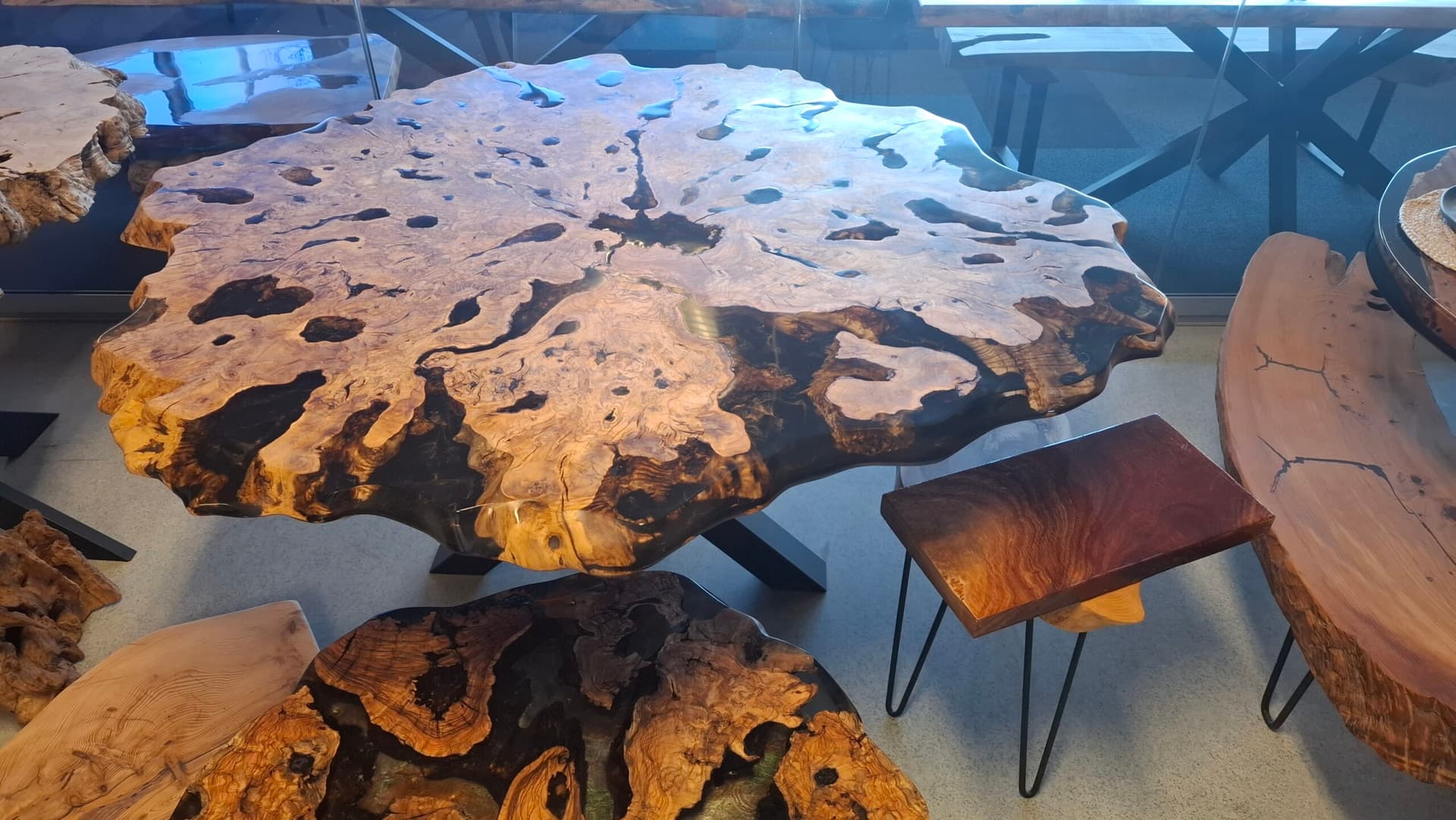 Runder schwarzer Epoxidharztisch, Baumkantentisch, Esstisch und Couchtisch aus Olivenholz