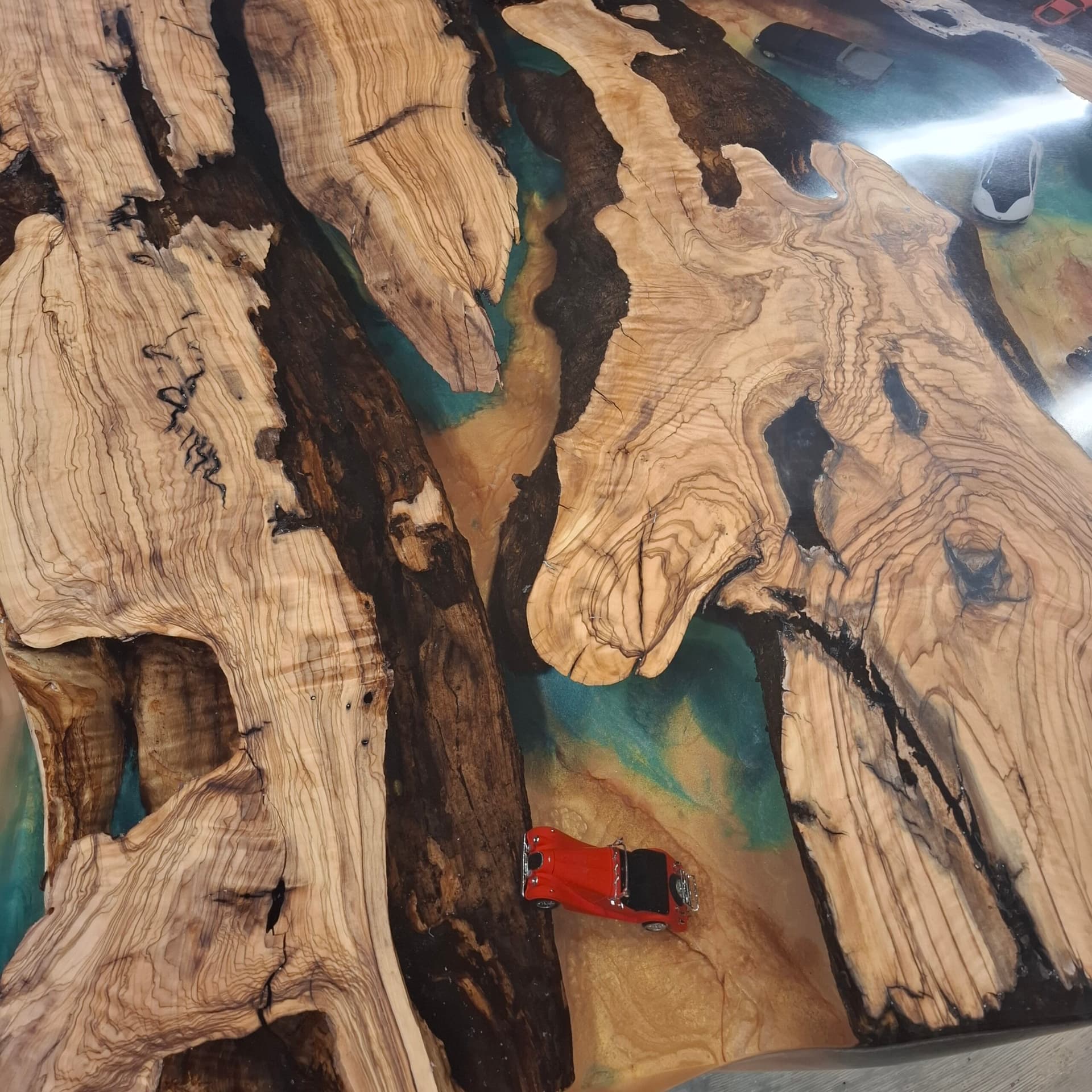 Een Ritje voor het Leven: Hoe Olijfhout, Epoxy en Modelauto’s Samenkwamen in een Droomtafel
