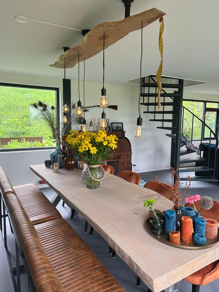 Cederhouten boomstamtafel en verlichting perfect gestyled