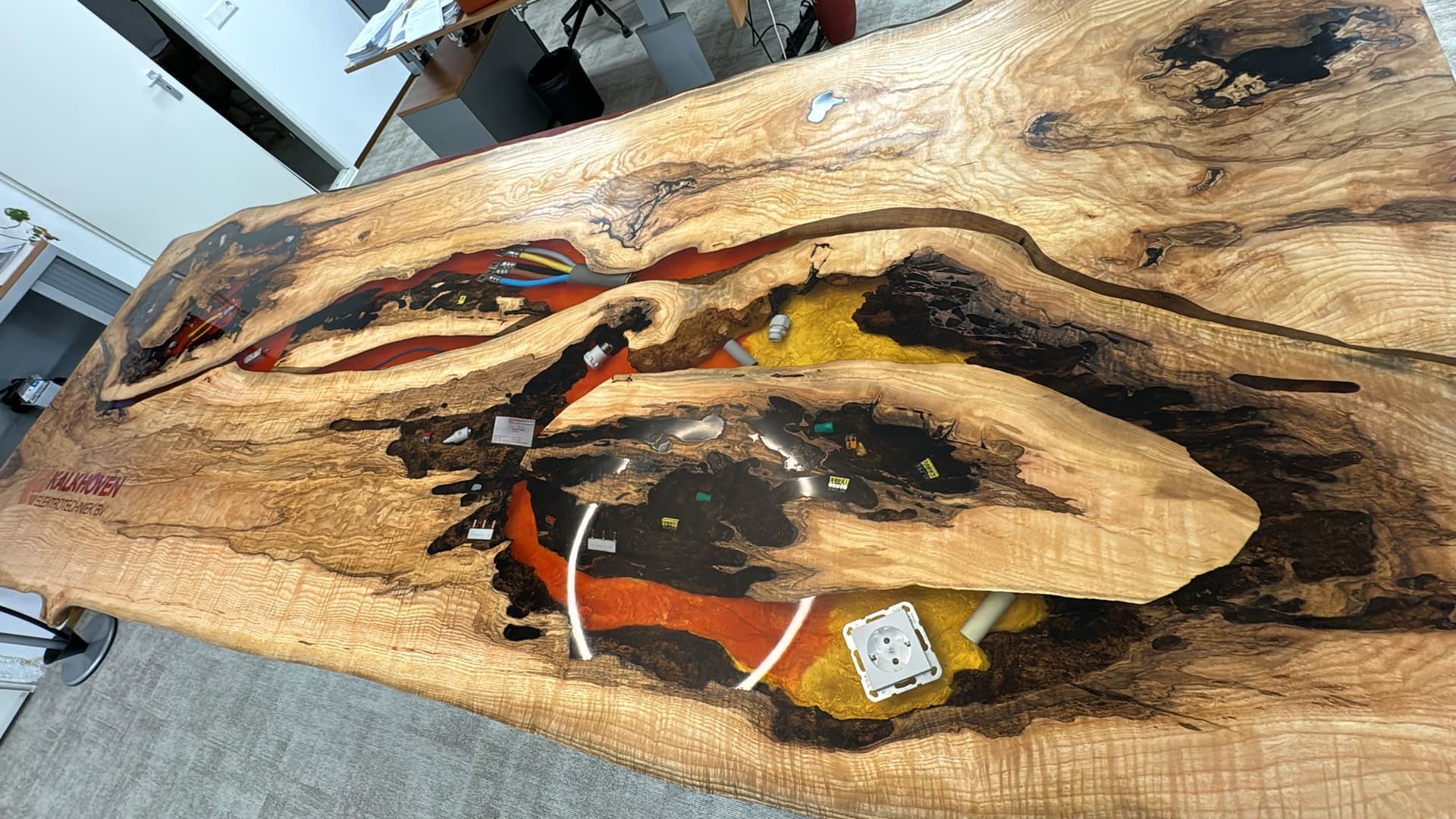 Van Ruw Boomstamtafelblad naar High-Tech: De Ultieme Epoxy Vergadertafel