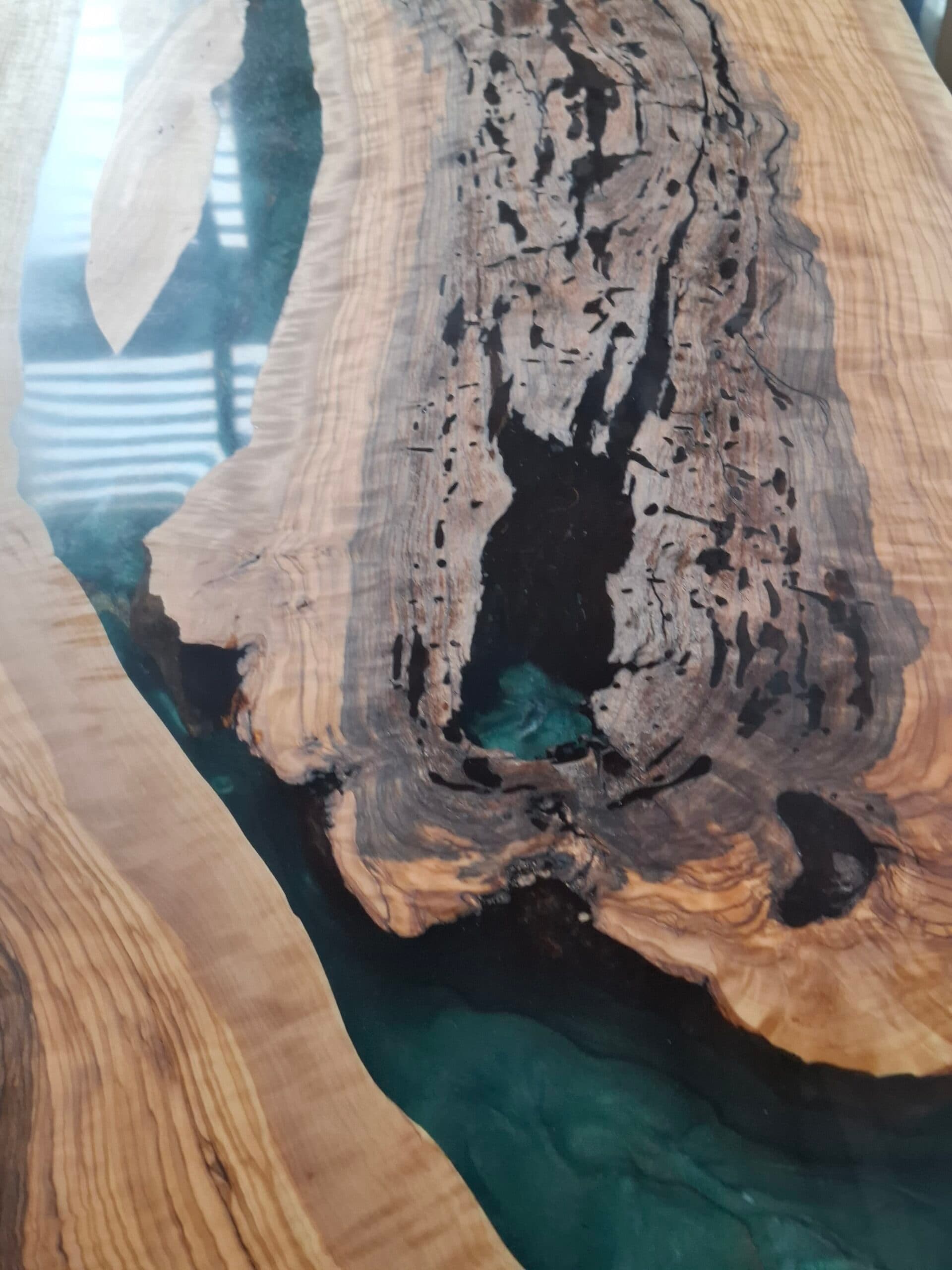 Grüner Epoxidharz-Esstisch aus Olivenholz (River Table)