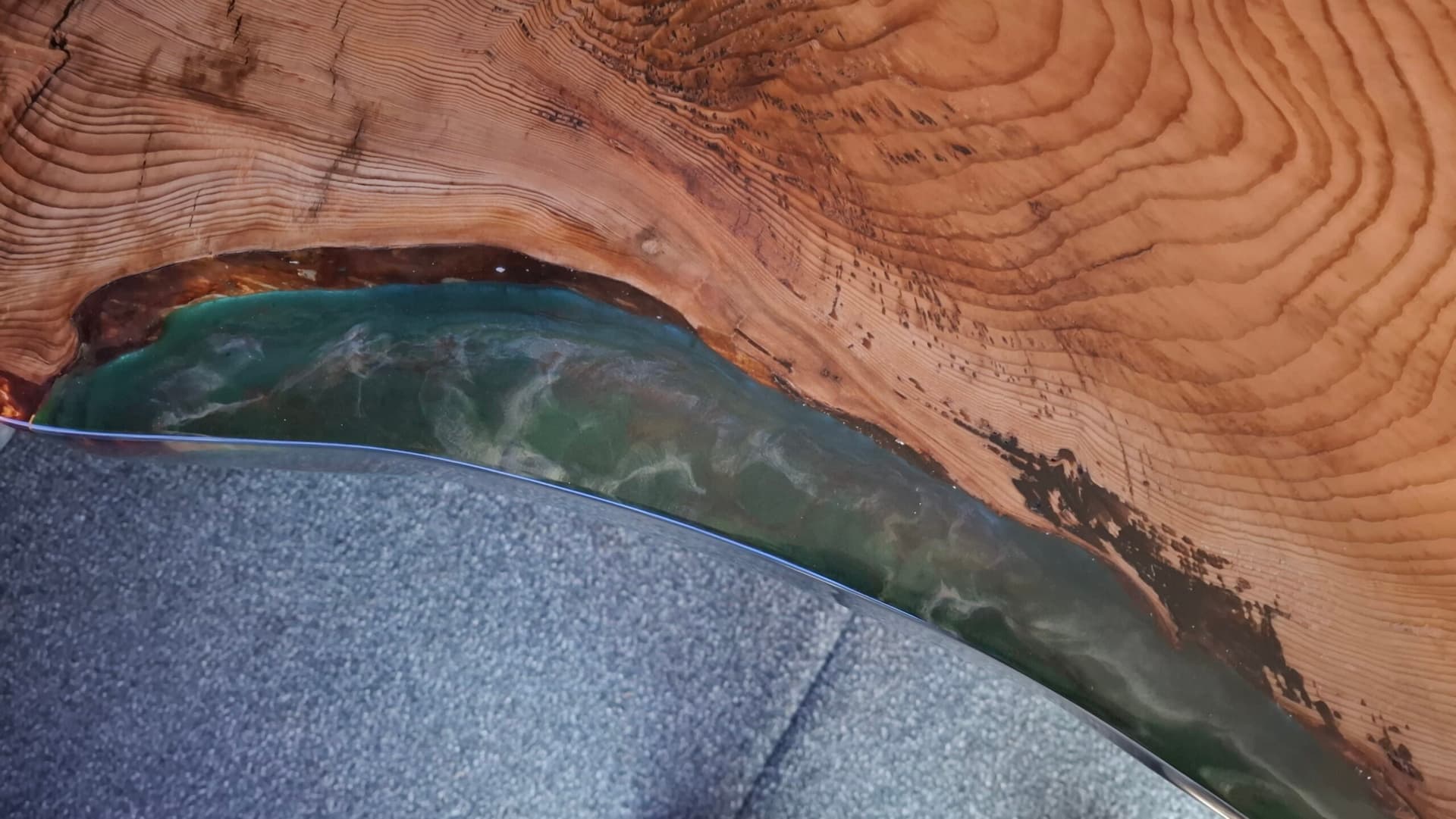 Baumkanten-Schreibtisch mit grünem Epoxidharz (Eckschreibtisch)