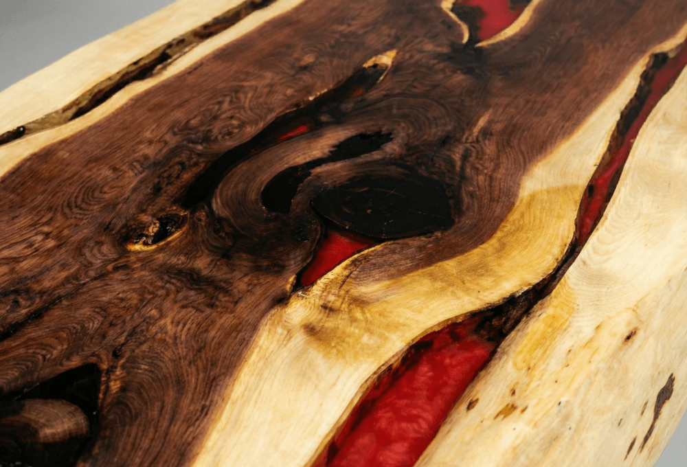 Baumkanten-Couchtisch mit rotem Epoxidharz (River Table) - nach Maß gefertigt