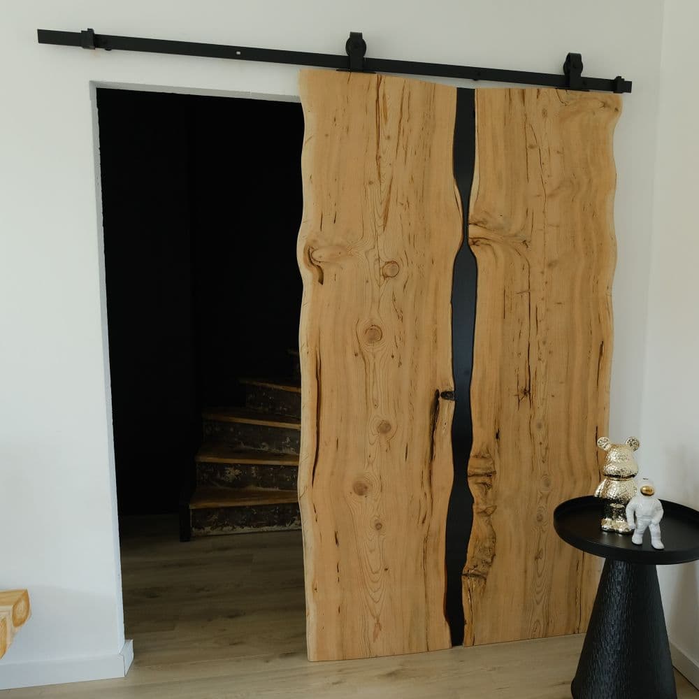 Baumkanten-Schiebetür mit Epoxidharz | Lofttür aus Holz