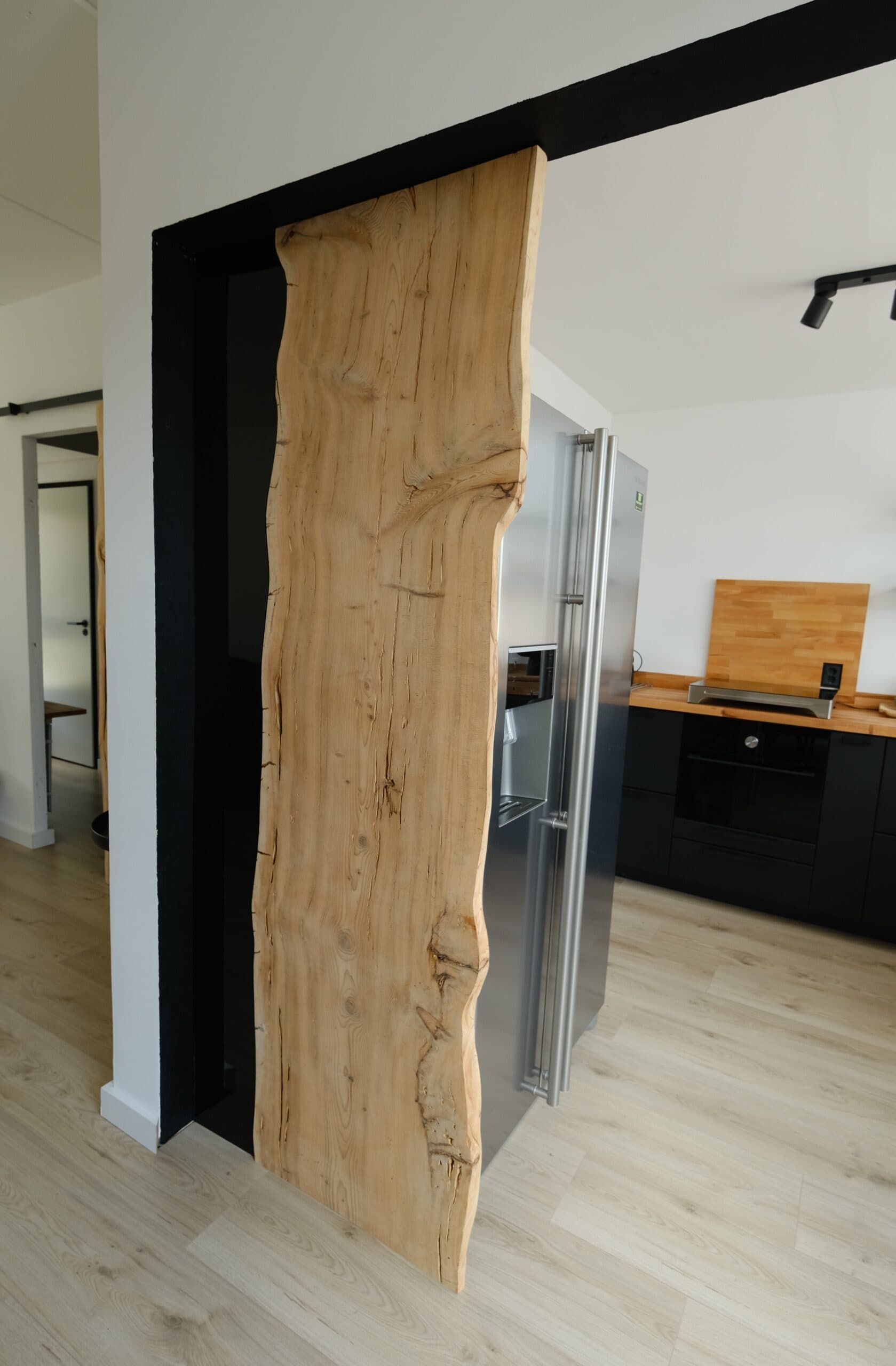 Baumkanten-Schiebetür mit Epoxidharz | Lofttür aus Holz