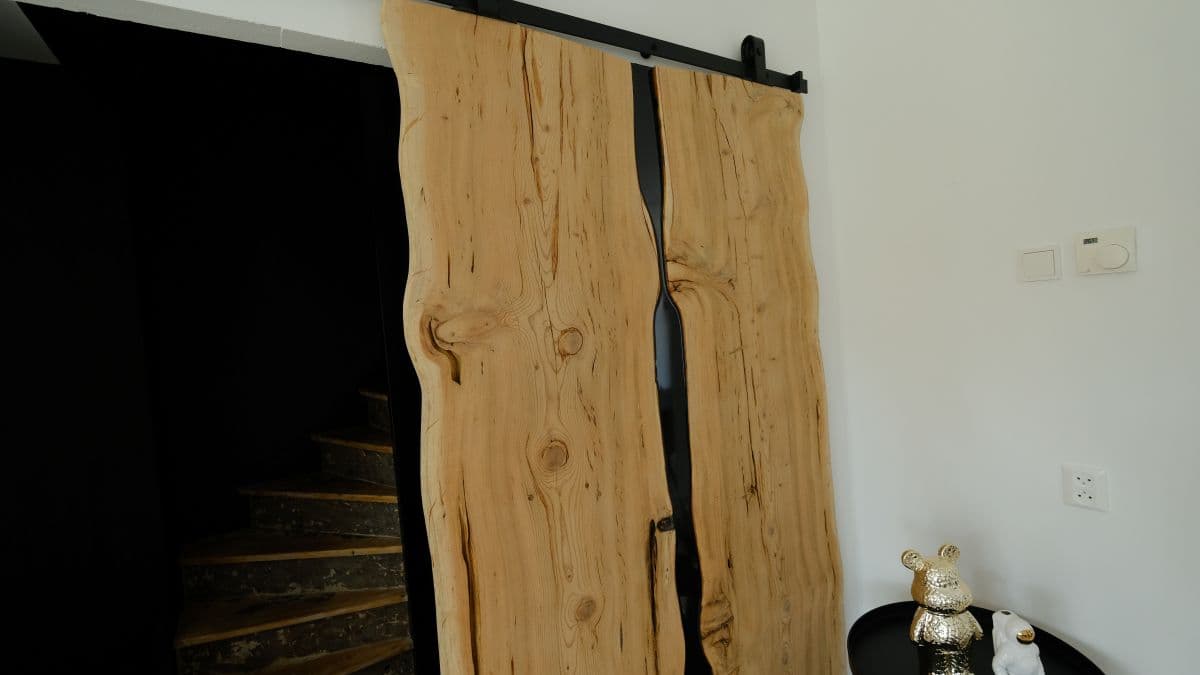 Baumkanten-Schiebetür mit Epoxidharz | Lofttür aus Holz