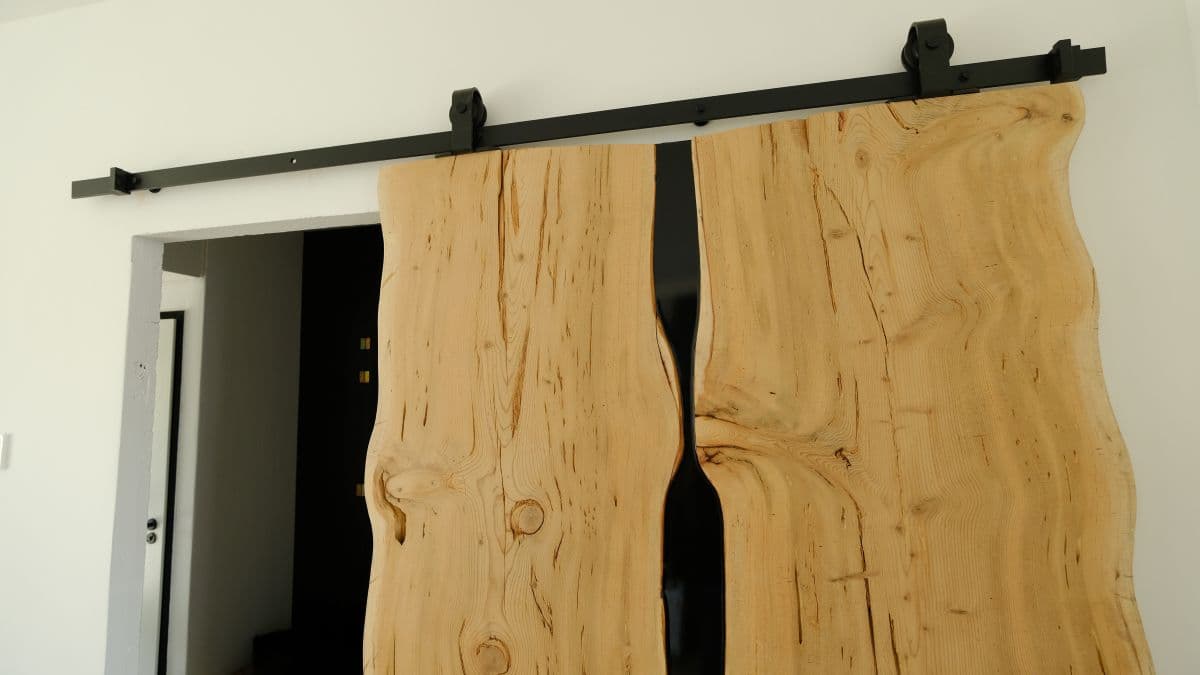 Baumkanten-Schiebetür mit Epoxidharz | Lofttür aus Holz