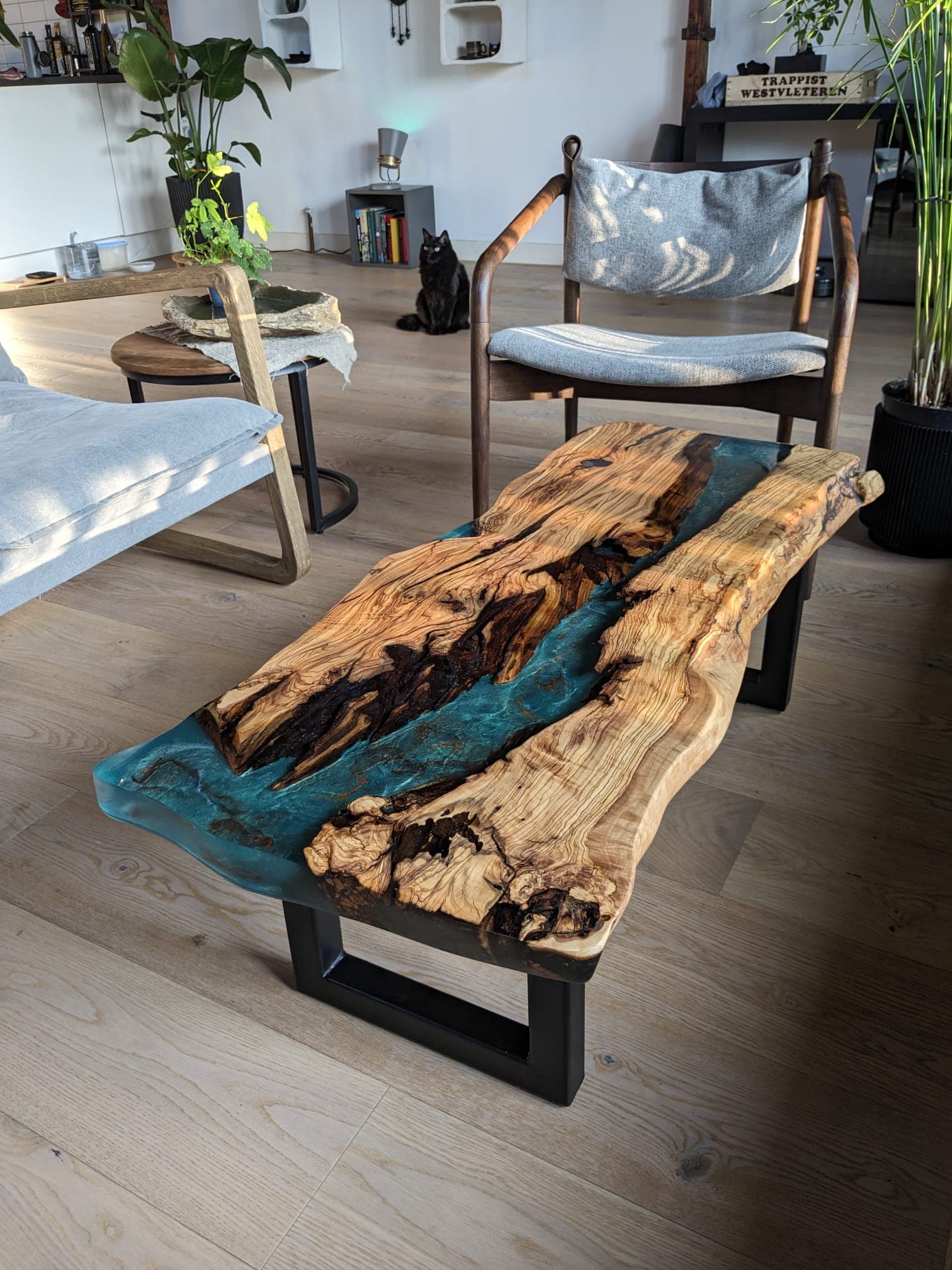 Olivenholz-Couchtisch mit blauem Epoxidharz-River – Baumkante mit Küstenoptik