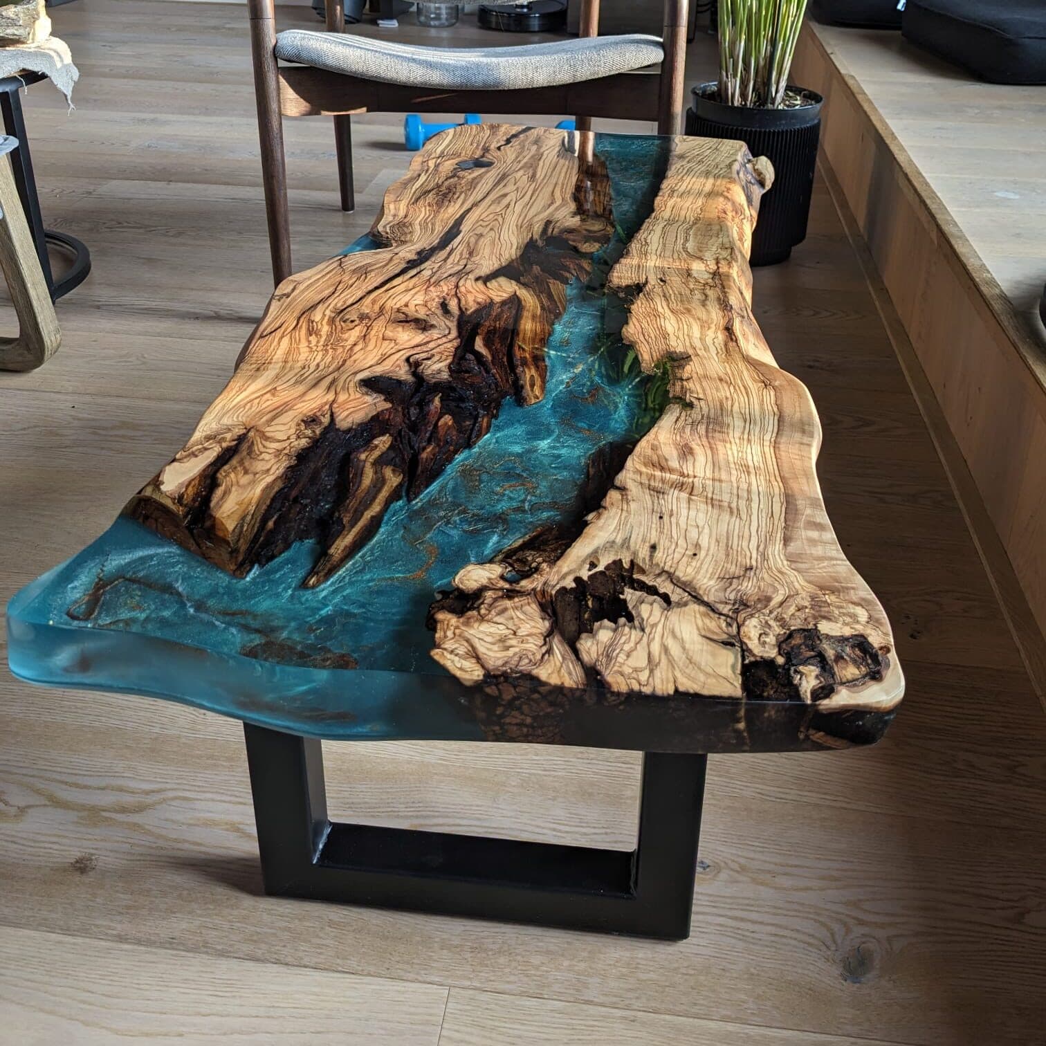 Olivenholz-Couchtisch mit blauem Epoxidharz-River – Baumkante mit Küstenoptik