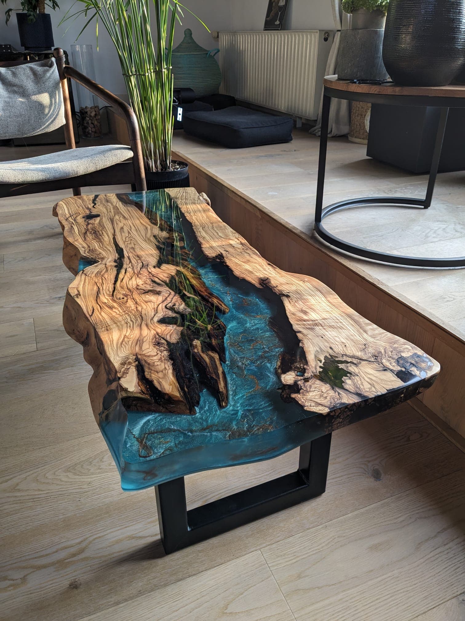 Olivenholz-Couchtisch mit blauem Epoxidharz-River – Baumkante mit Küstenoptik