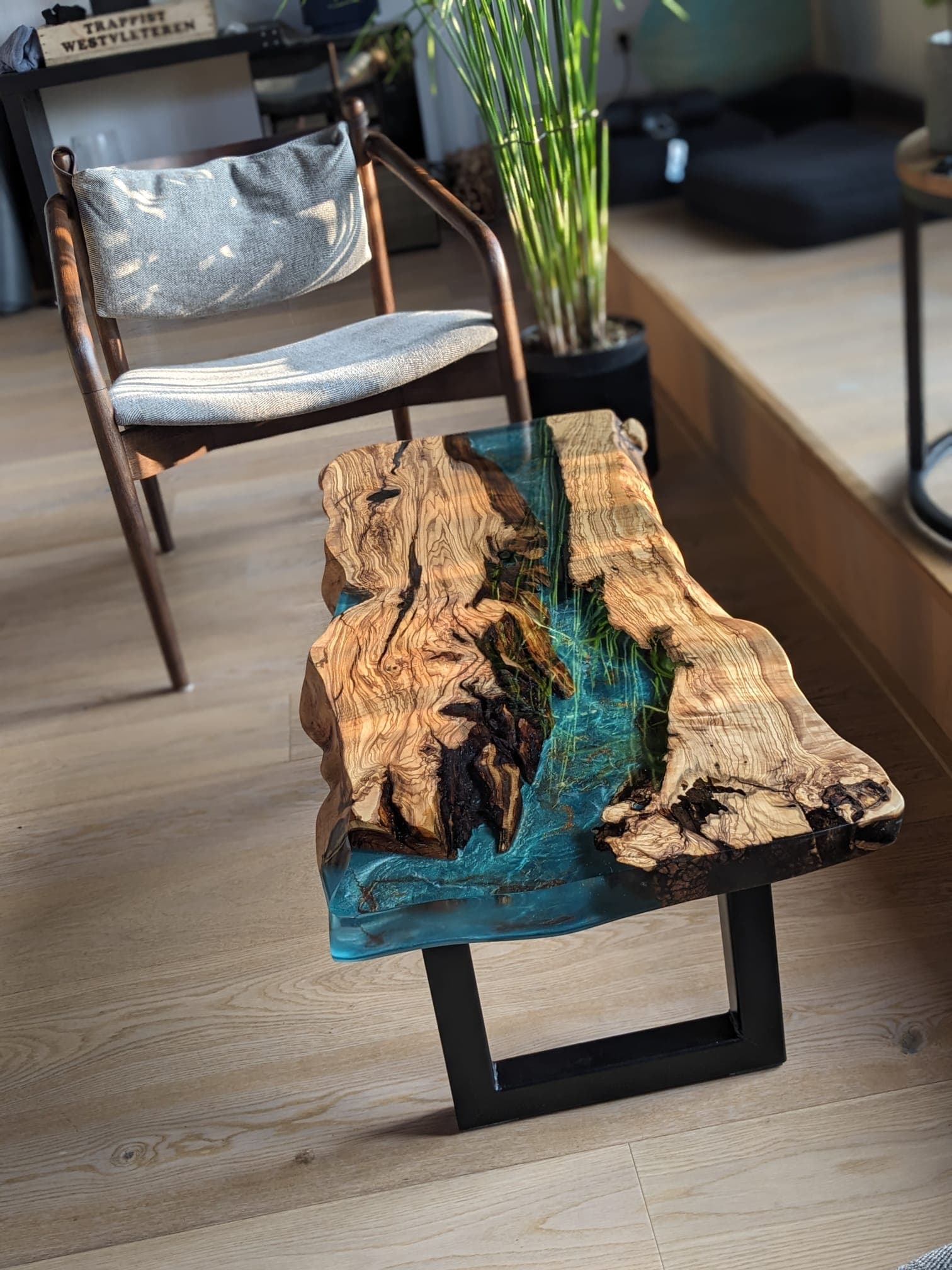 Olivenholz-Couchtisch mit blauem Epoxidharz-River – Baumkante mit Küstenoptik