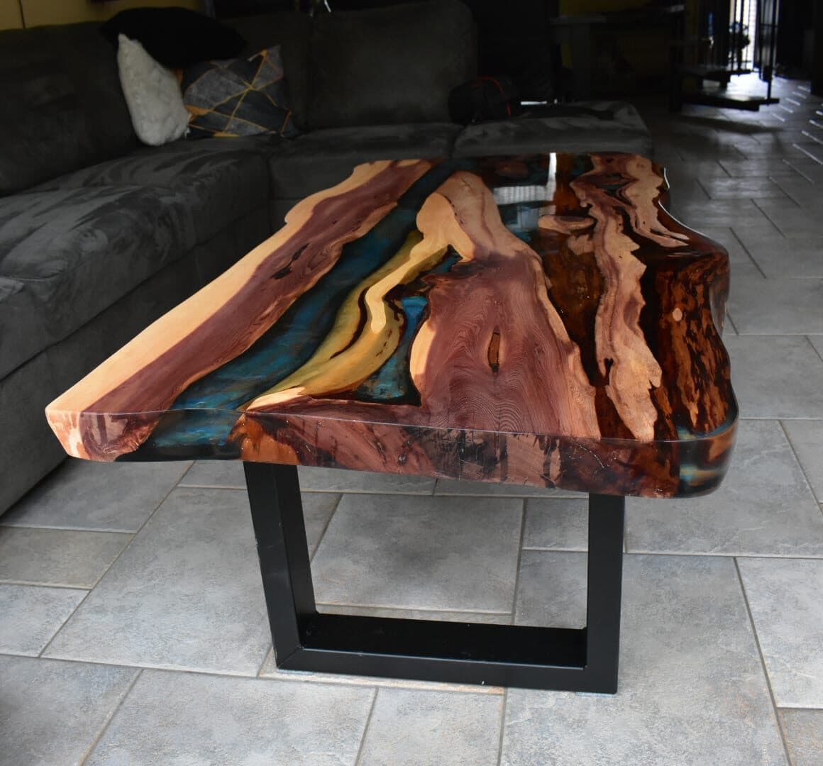 Table basse en genévrier et résine époxy bleue – Bois rouge