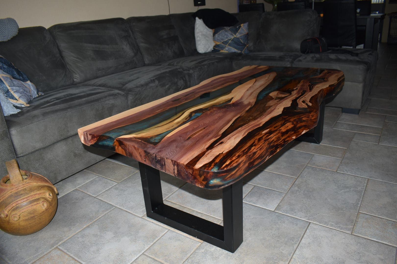 Wacholder-Couchtisch mit blauem Epoxidharz – Rotes Holz
