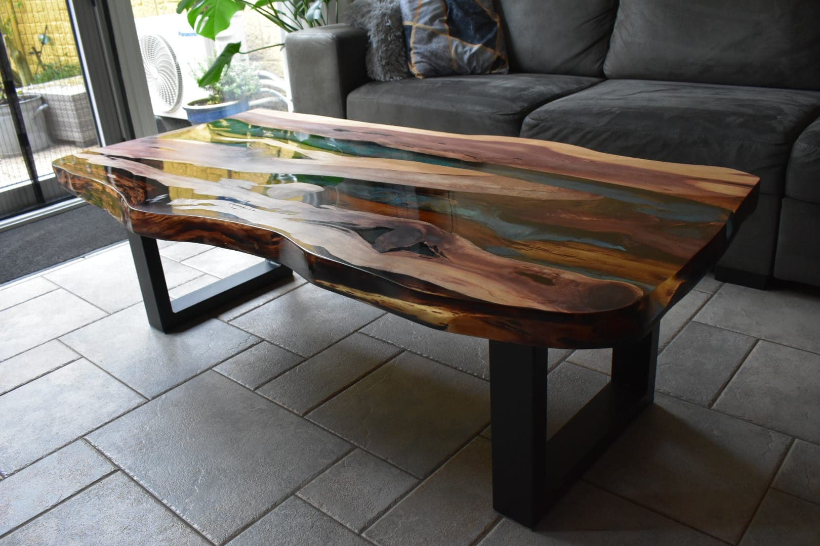 Wacholder-Couchtisch mit blauem Epoxidharz – Rotes Holz