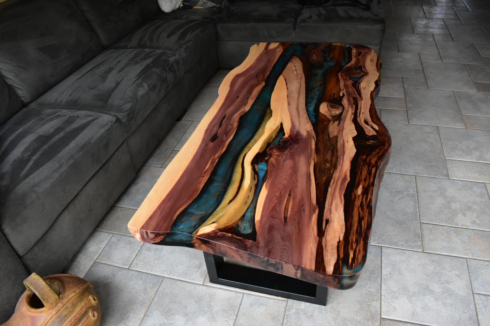 Wacholder-Couchtisch mit blauem Epoxidharz – Rotes Holz