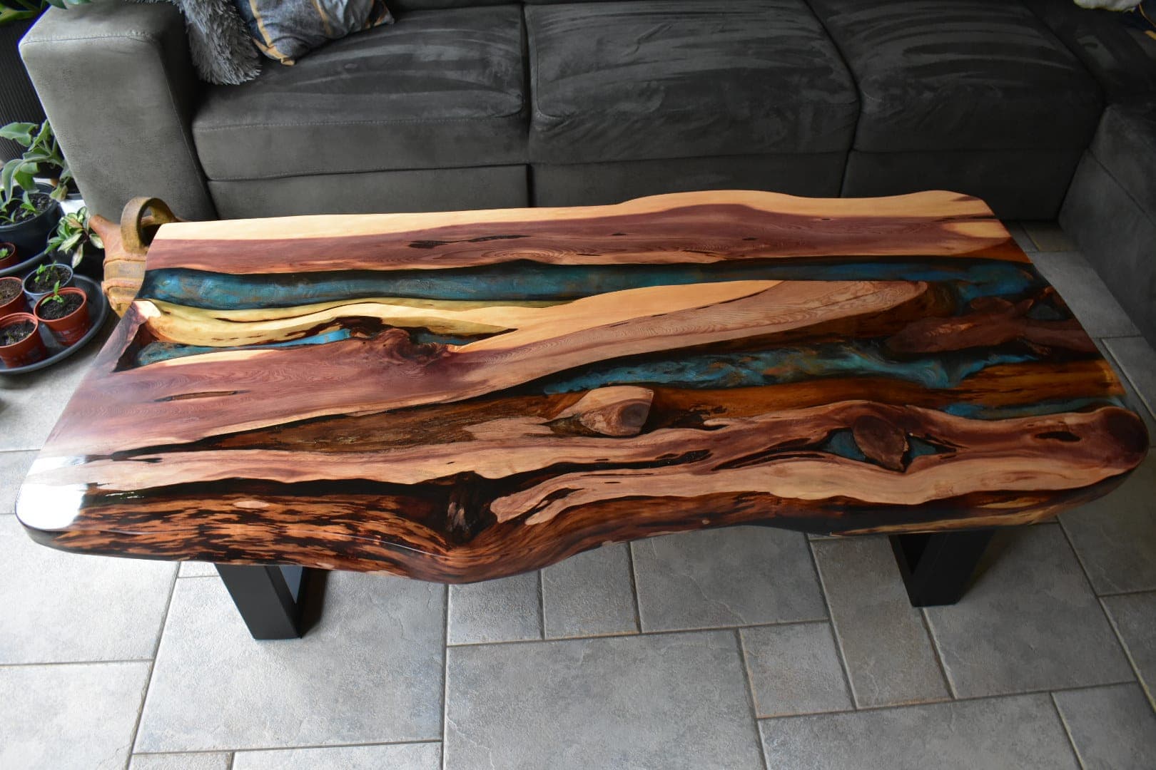 Wacholder-Couchtisch mit blauem Epoxidharz – Rotes Holz
