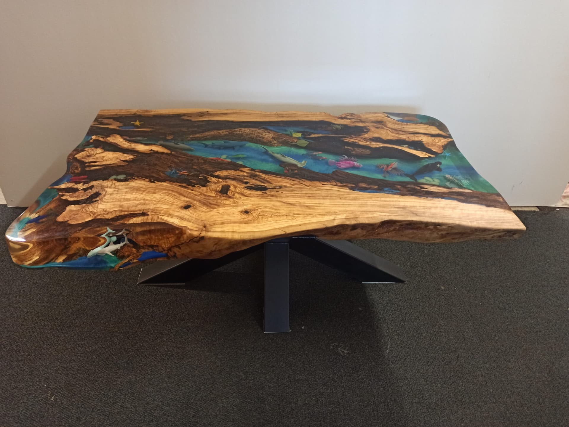 Couchtisch Epoxidharztisch Beach / Ocean Olivenholz
