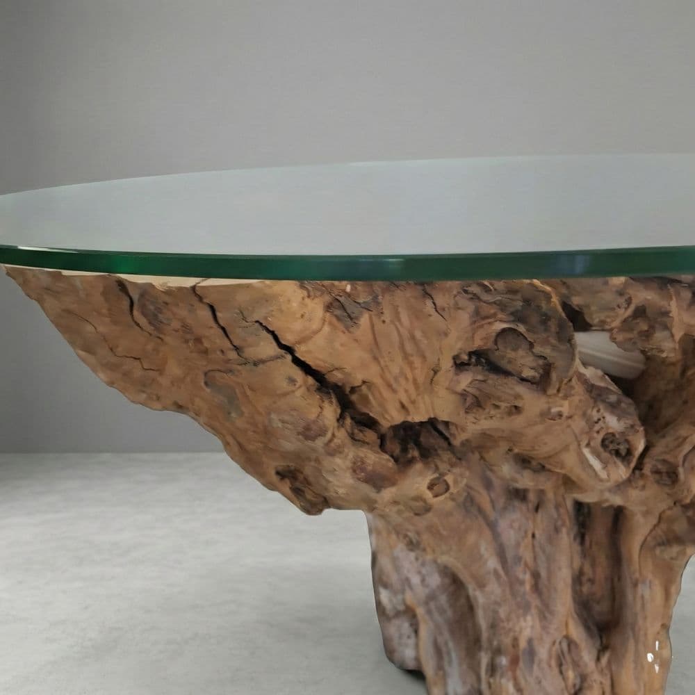 Runder Baumkanten-Couchtisch mit Glas – Massive Wurzel
