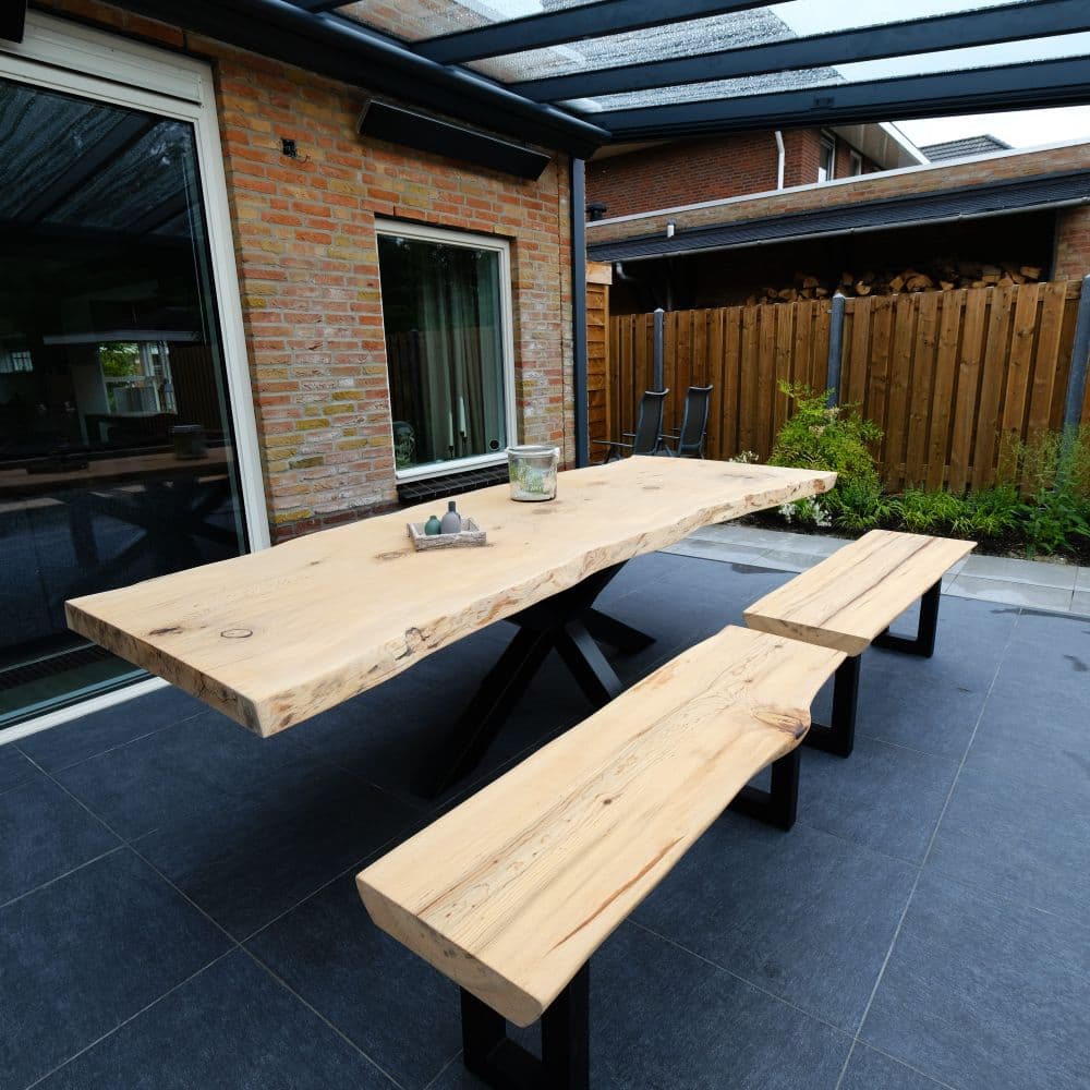 Table de jardin en cèdre massif sur mesure – Bord naturel extérieur