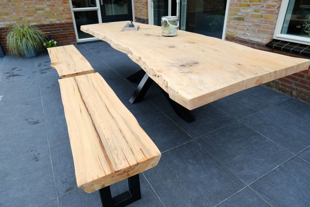 Massiver Zedernholz-Gartentisch nach Maß gefertigt – Baumkante für draußen