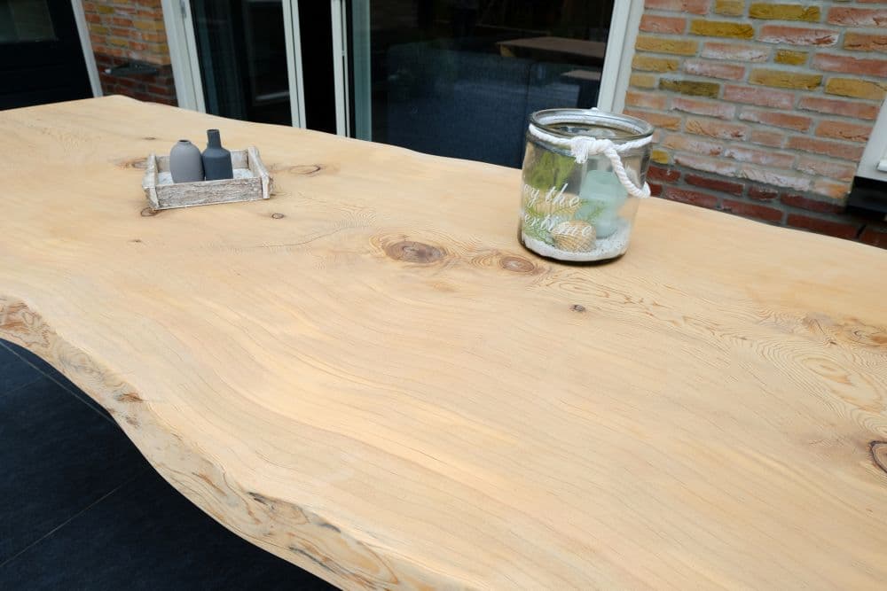 Massiver Zedernholz-Gartentisch nach Maß gefertigt – Baumkante für draußen
