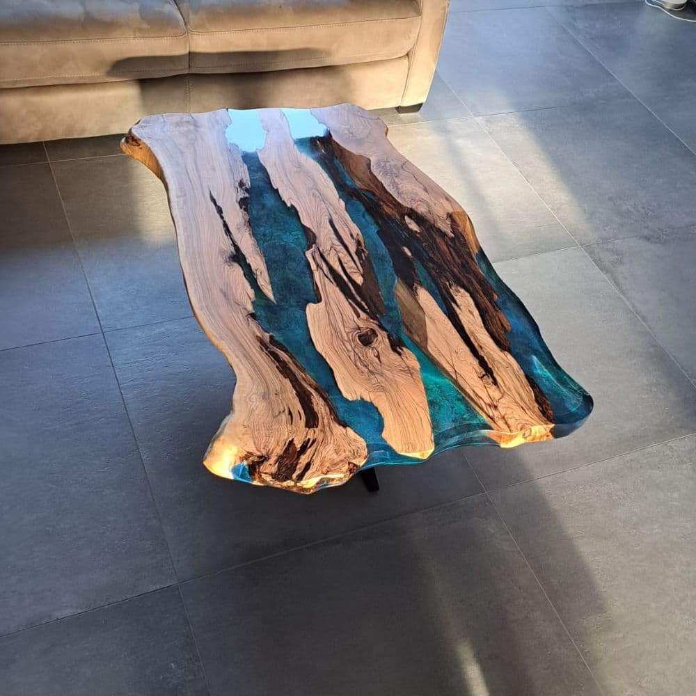 Massiver Olivenholz-Baumkanten-Couchtisch – Blue River Epoxidharz (Einzigartige Maßanfertigung)
