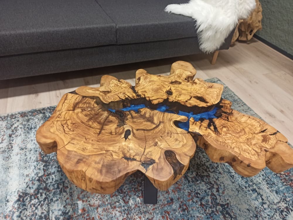 Blauer Baumkanten-Epoxidharz-Couchtisch aus Olivenholz