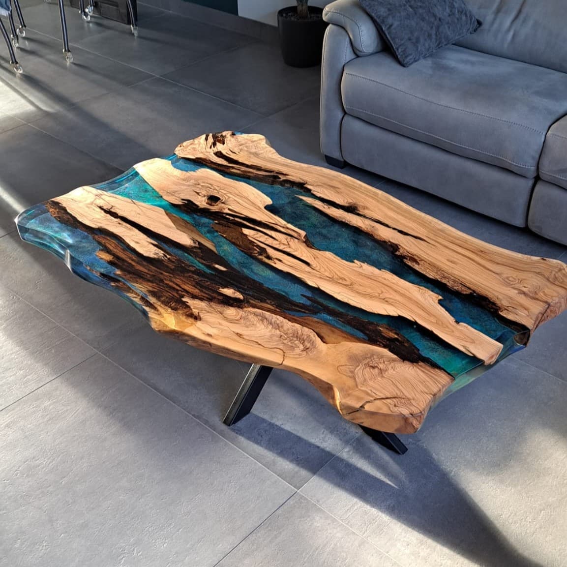 Massiver Olivenholz-Baumkanten-Couchtisch – Blue River Epoxidharz (Einzigartige Maßanfertigung)