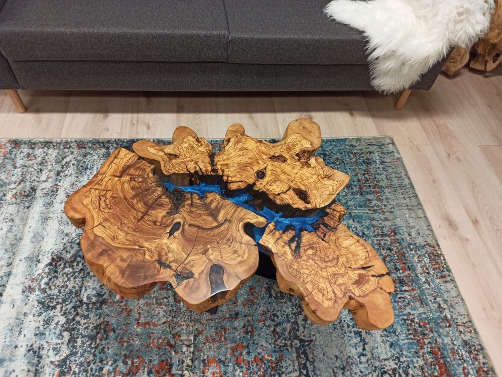 Blauer Baumkanten-Epoxidharz-Couchtisch aus Olivenholz